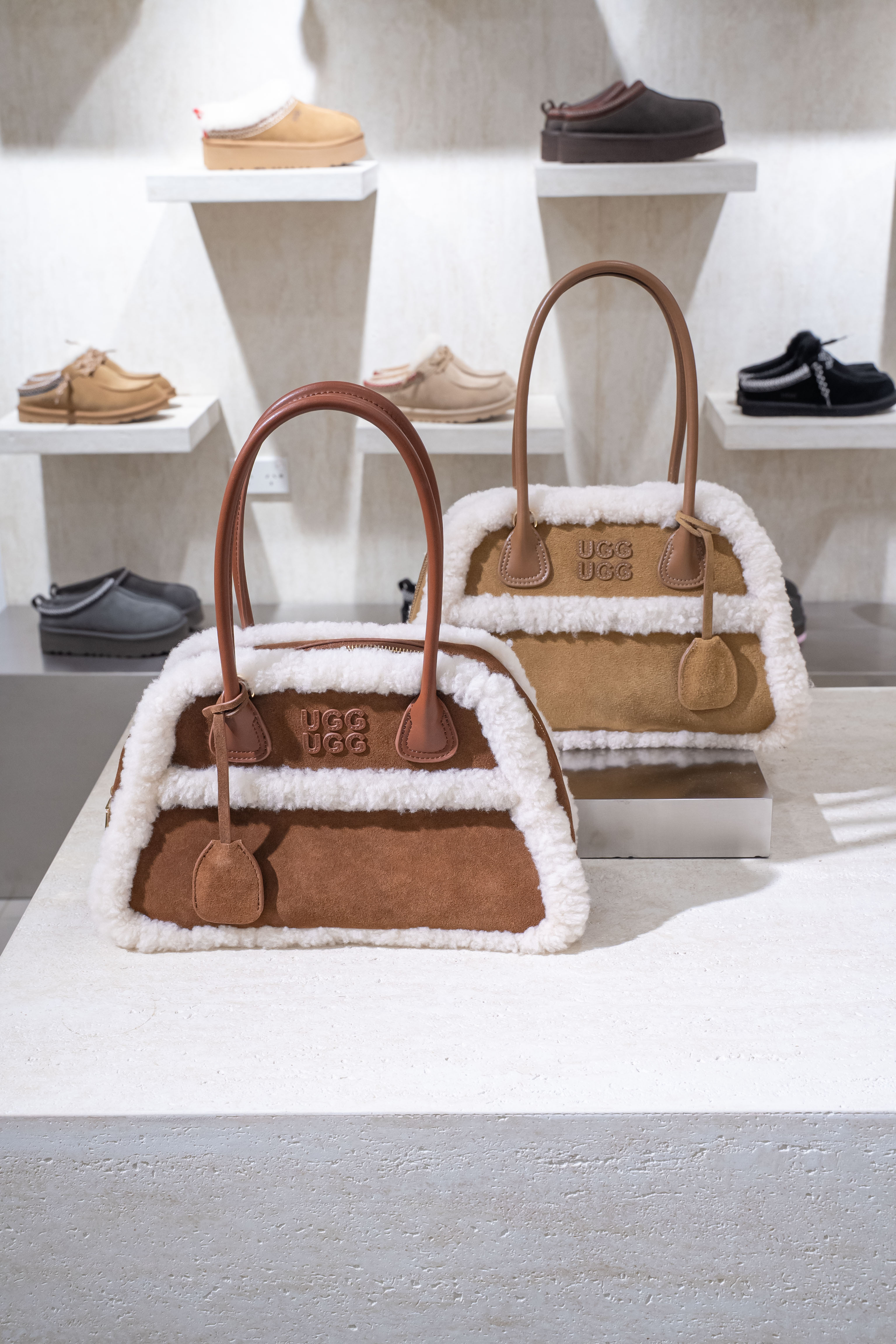 【2色入】UGG 26AW Ozlana Logo Shearling Baguette Bag