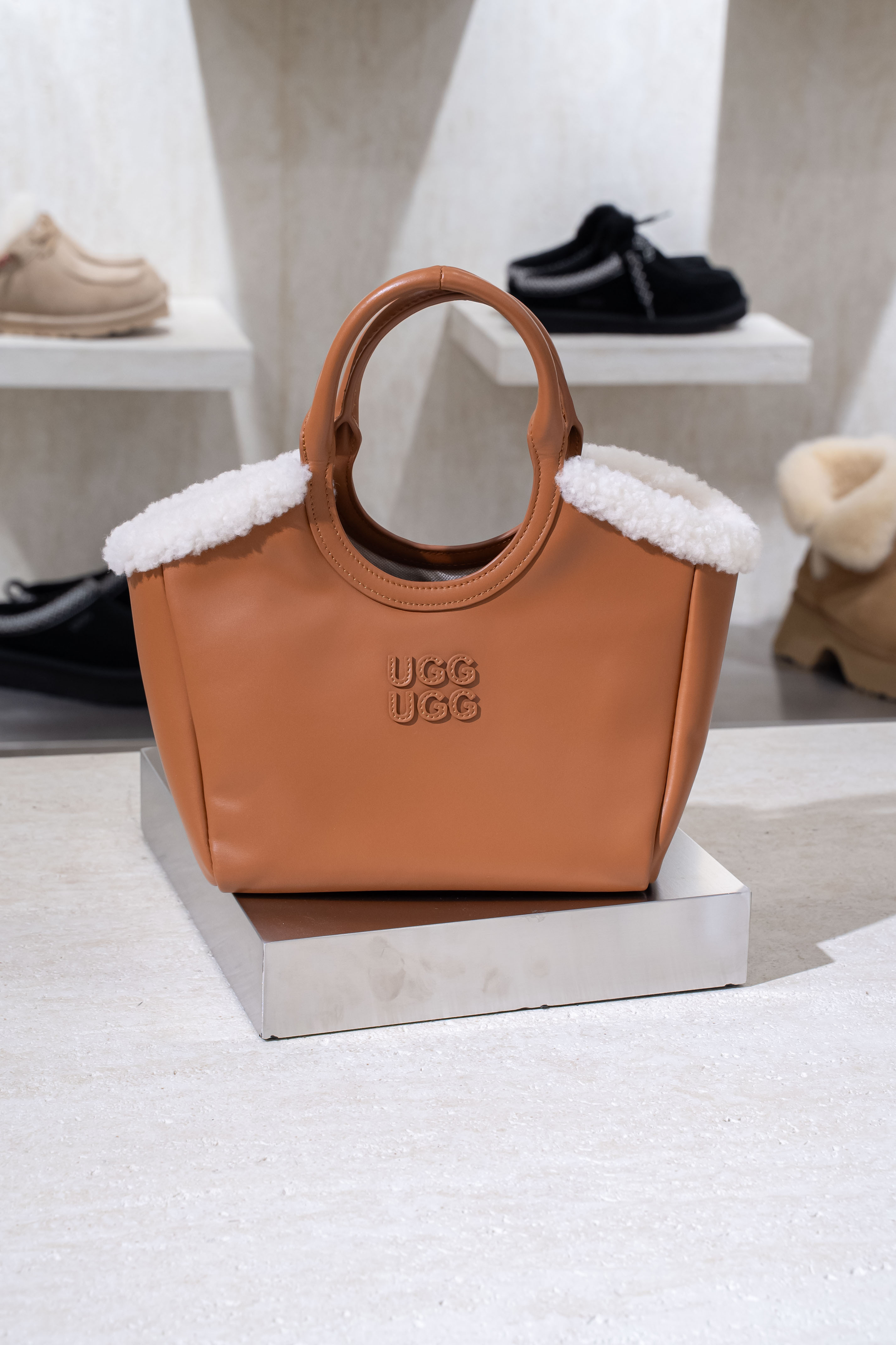 UGG 26AW Ozlana Logo Shearling Handbag