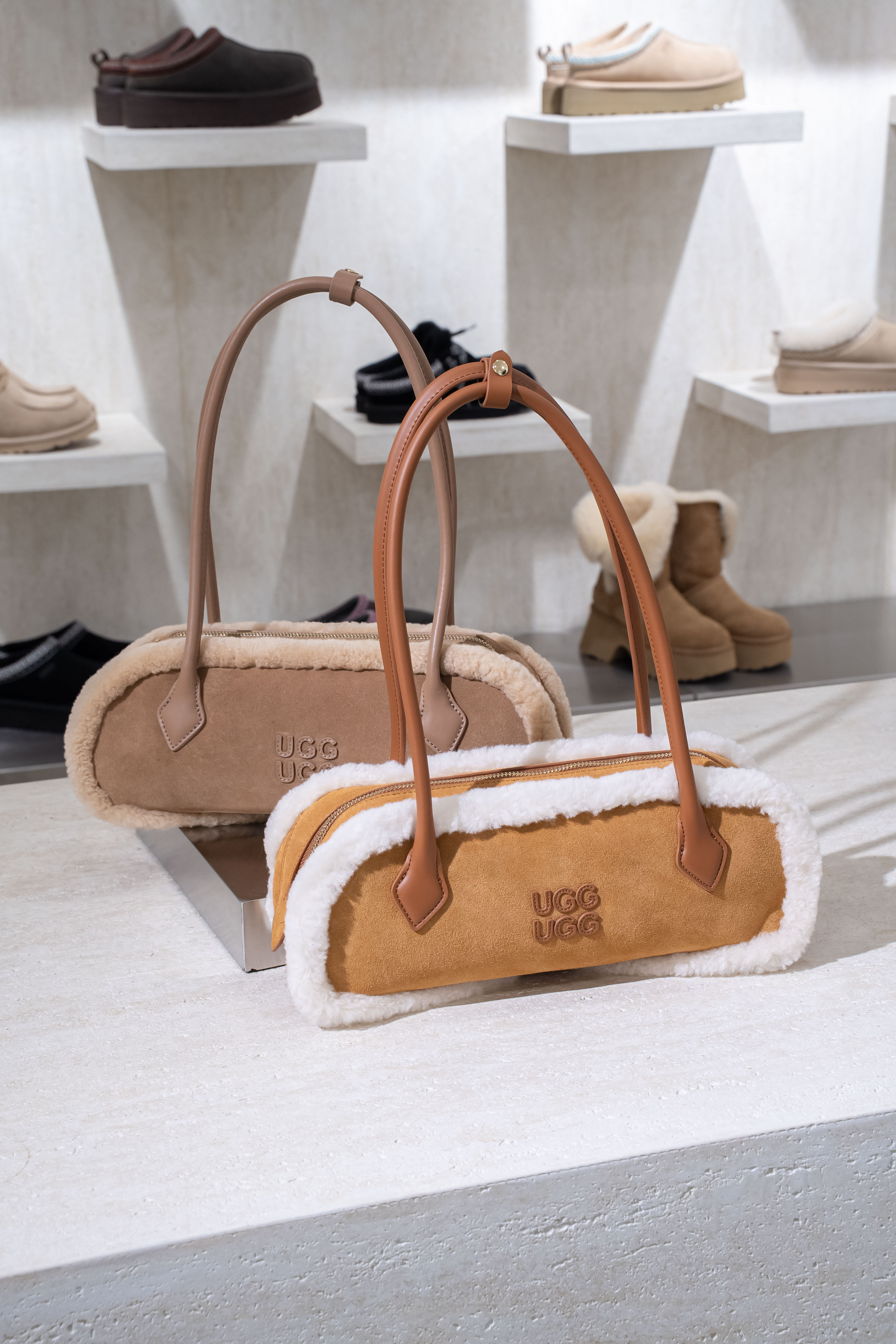 【2色入】UGG 26AW Ozlana Logo Shearling Baguette Bag