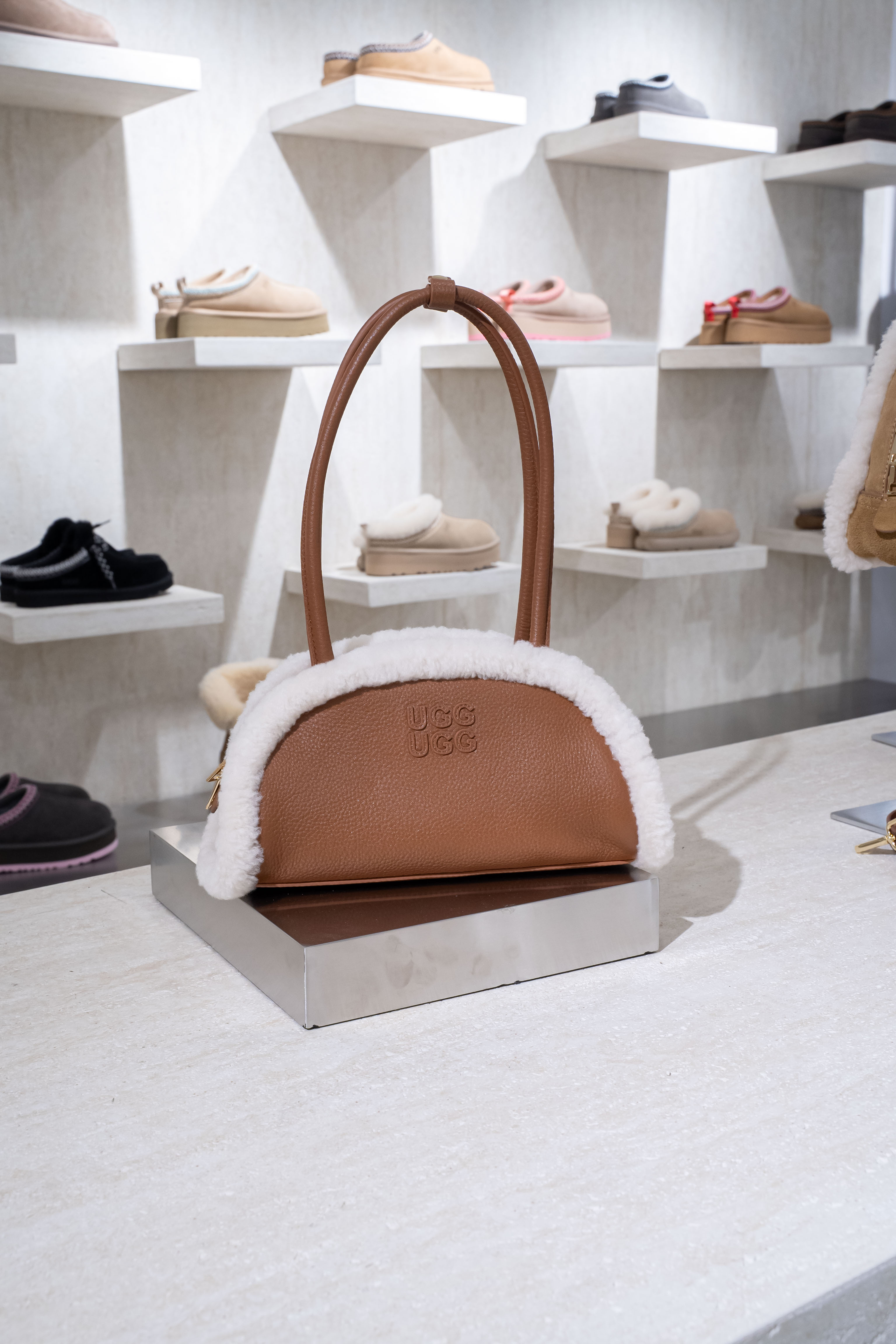 UGG 26AW Ozlana Logo Shearling Curve Bag