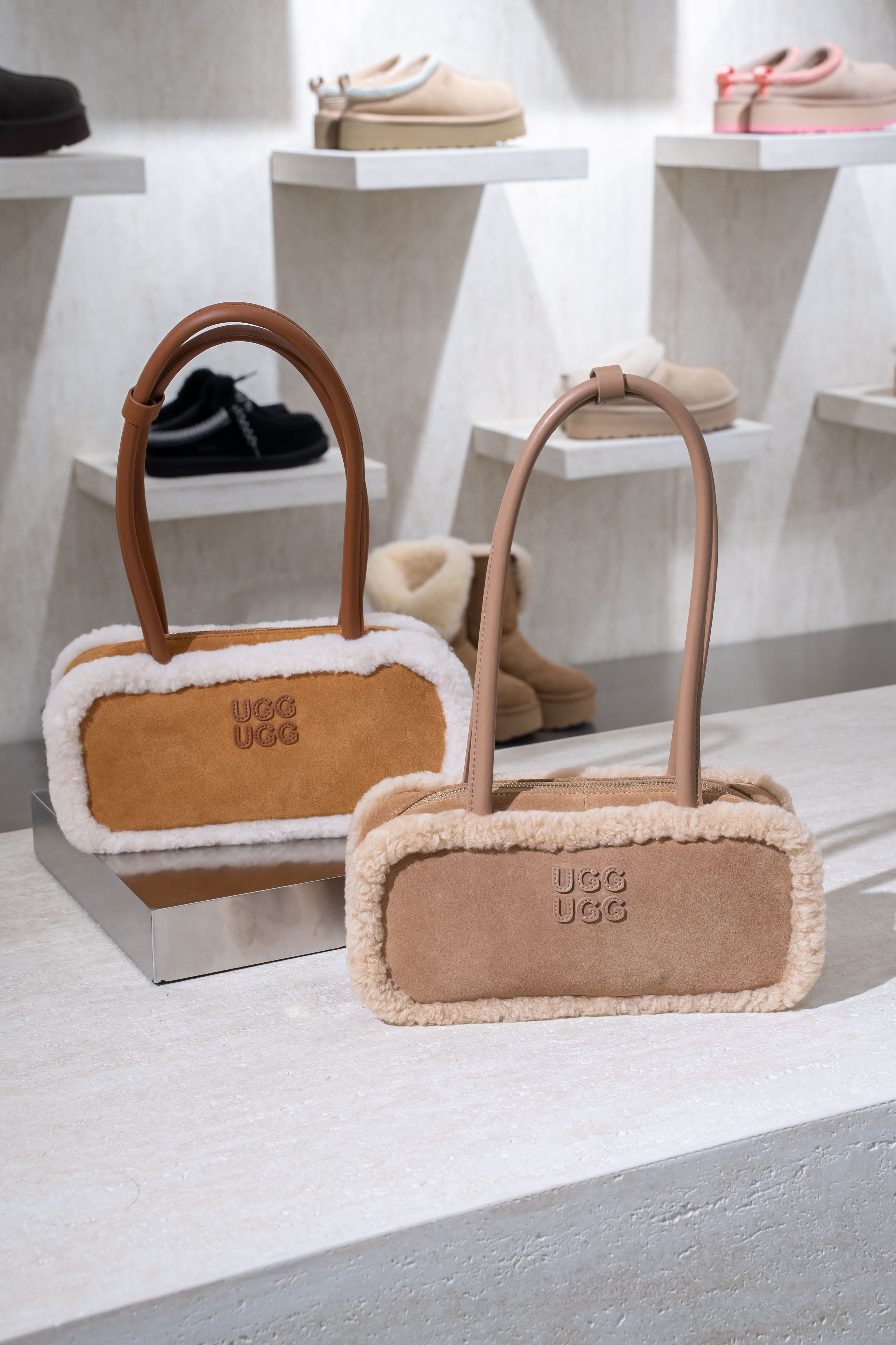 【2色入】UGG 26AW Ozlana Logo Shearling Tote