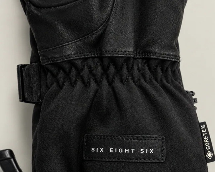686 GORE-TEX Leather Linear Glove 保暖五指滑雪手套手腕打褶彈性束口、可調扣帶與 SIX EIGHT SIX 品牌布標特寫