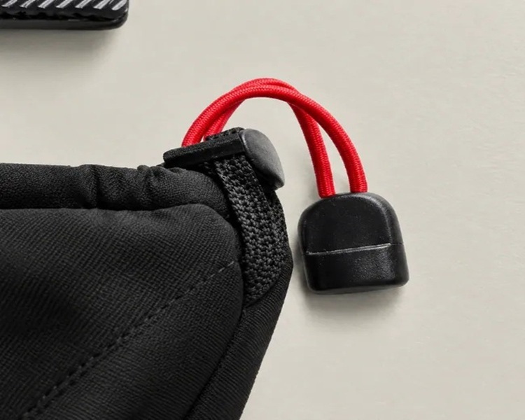 686 GORE-TEX Leather Linear Glove 保暖五指滑雪手套袖口紅色彈性繩與一拉即緊防雪束扣特寫