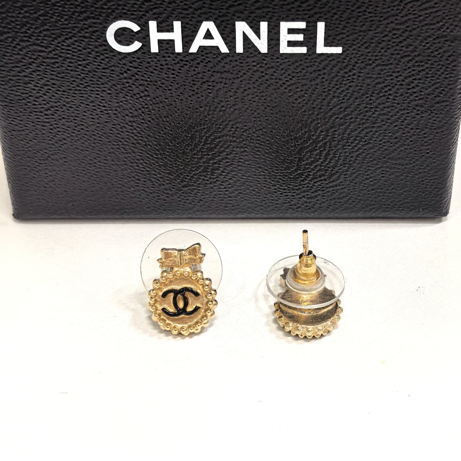98%NEW二手CHANEL耳環Earrings ,1.2x1cm, A63870, 金色蝴蝶結黑字, 雙C標誌, #香奈兒耳釘, #香榭站正品