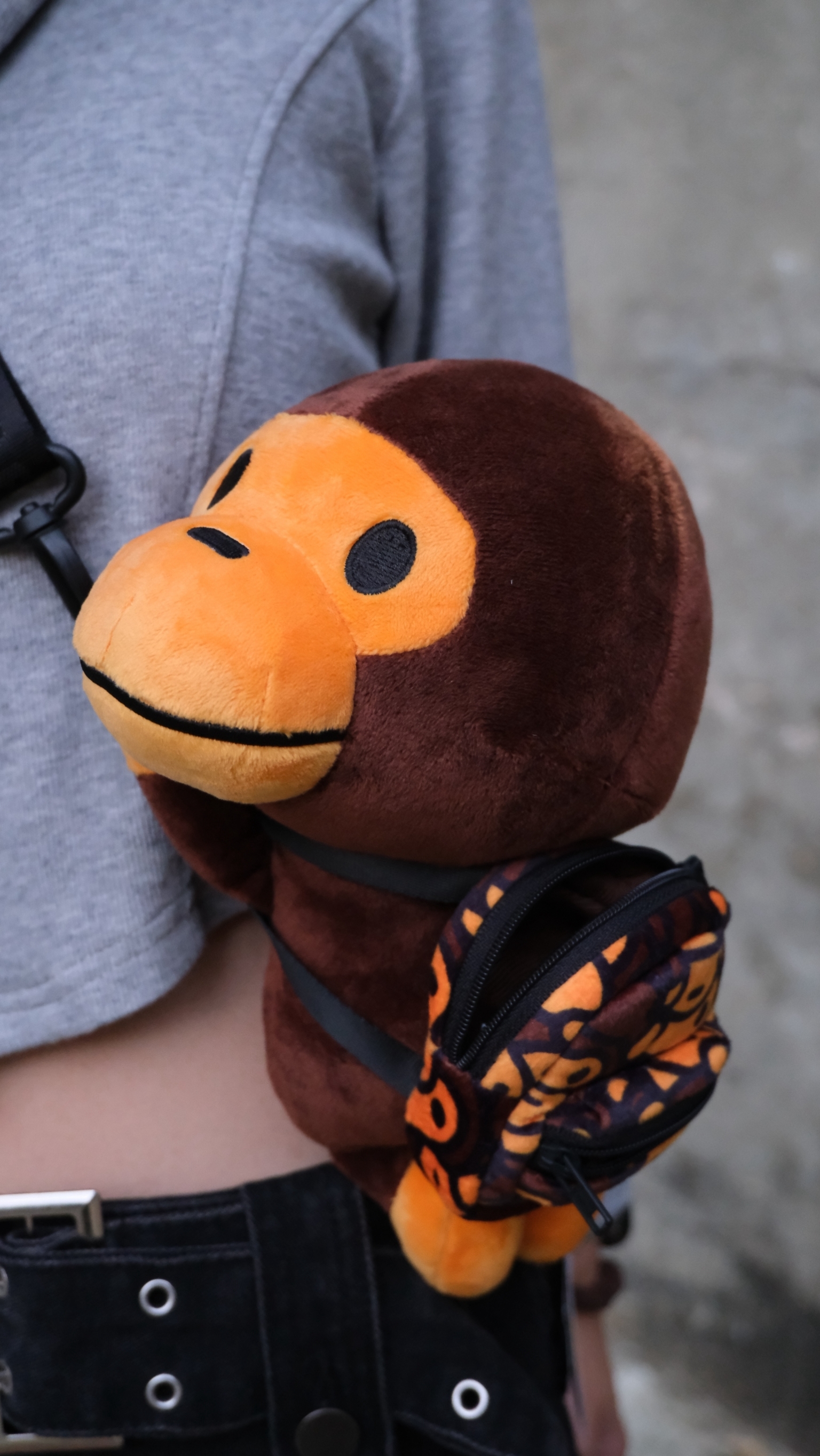 bAPE  BABY MILO STORE  趴趴背包 毛絨 猴子 小包 猴子包 斜背包 0MXBGW4551XXR