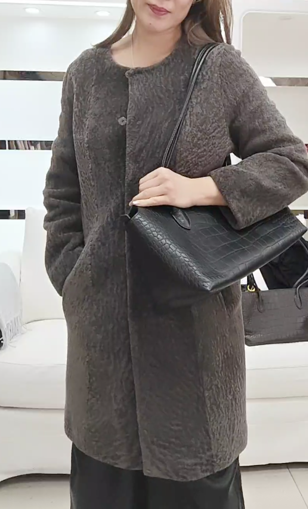 261020-A49 啡色羊羔毛圓領坑紋中長大衣