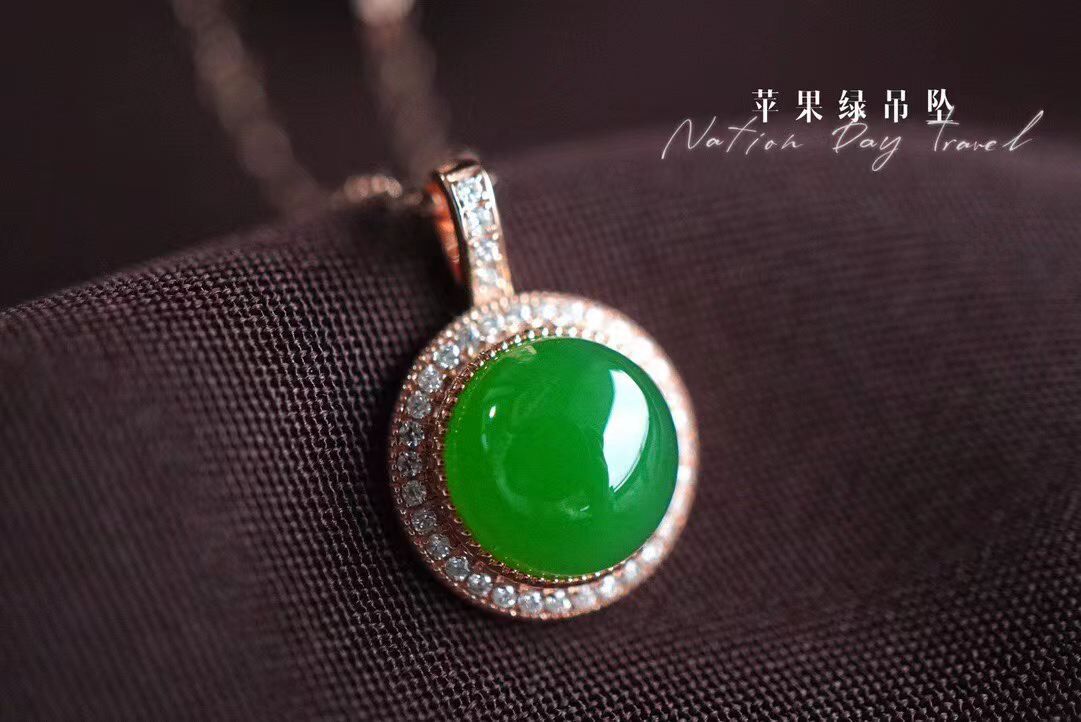 103429 和田玉烏蘭烏德濃郁蘋果綠圓圓滿滿鎖骨鏈