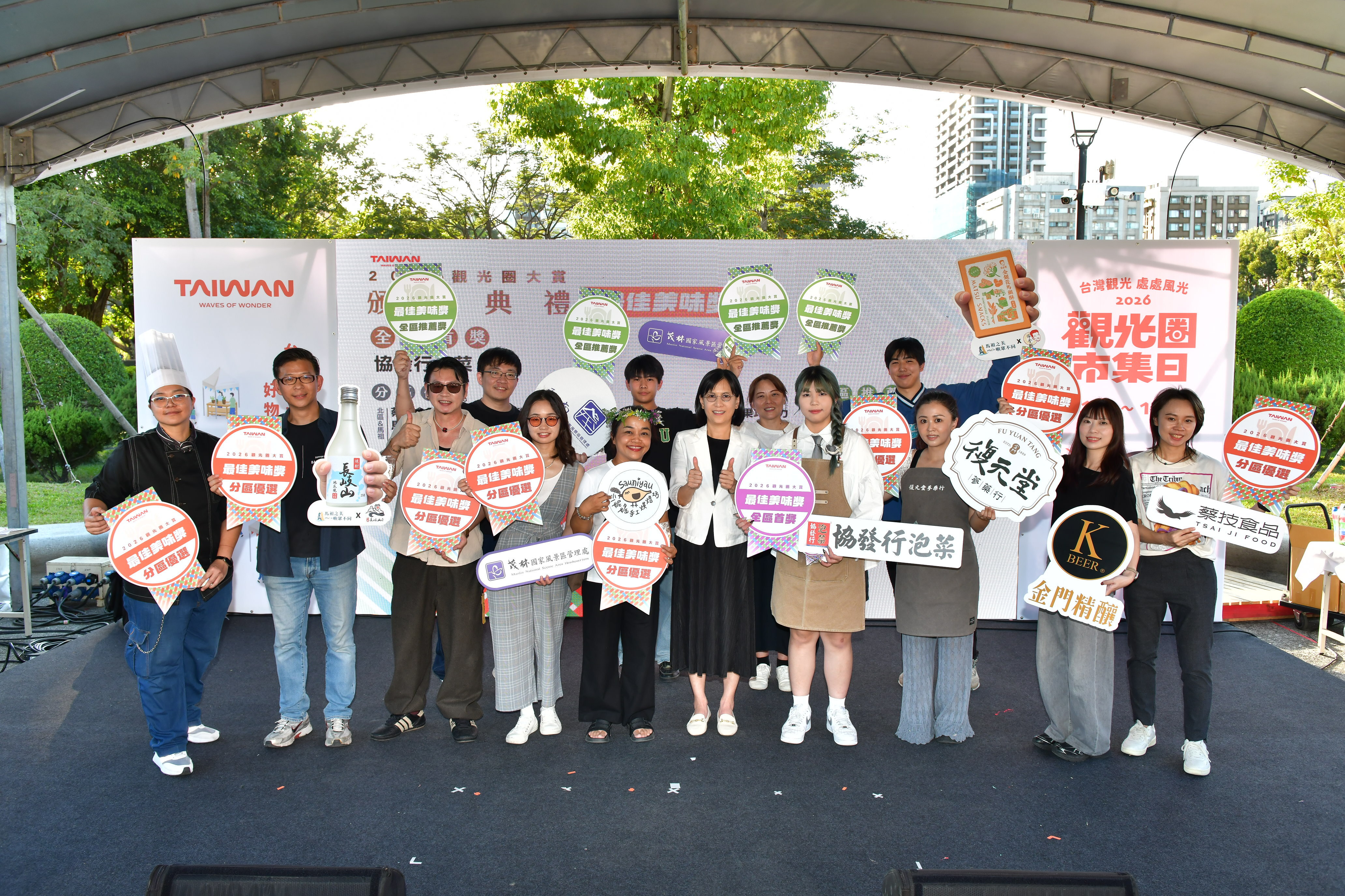 協發行泡菜榮獲2026觀光圈大賞「最佳美味獎」全區首獎，於觀光圈市集日頒獎活動中與其他獲獎品牌代表合影，展現台灣職人手作美食的品牌實力。