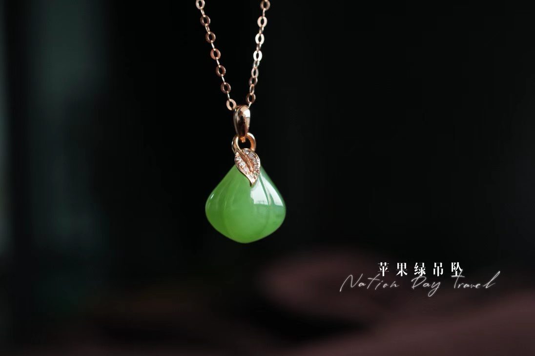 103430 和田玉稀有俄料烏蘭烏德蘋果綠鎖骨鏈