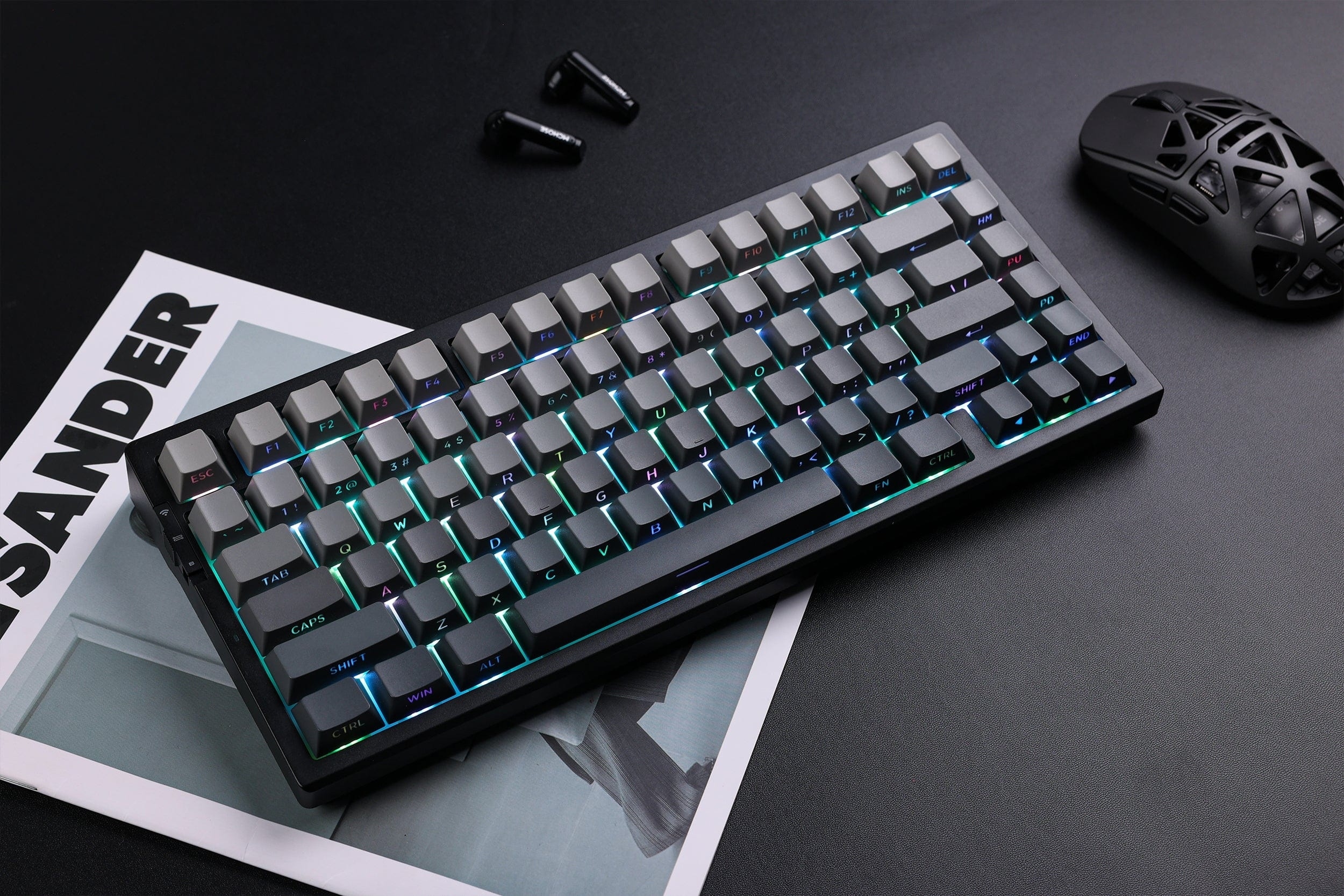 內建超過 1,600 萬色的绚麗 RGB 背光系統。特別採用下燈位（South-facing）設計，讓燈效直透使用者視線，光線更具飽滿度且不刺眼。