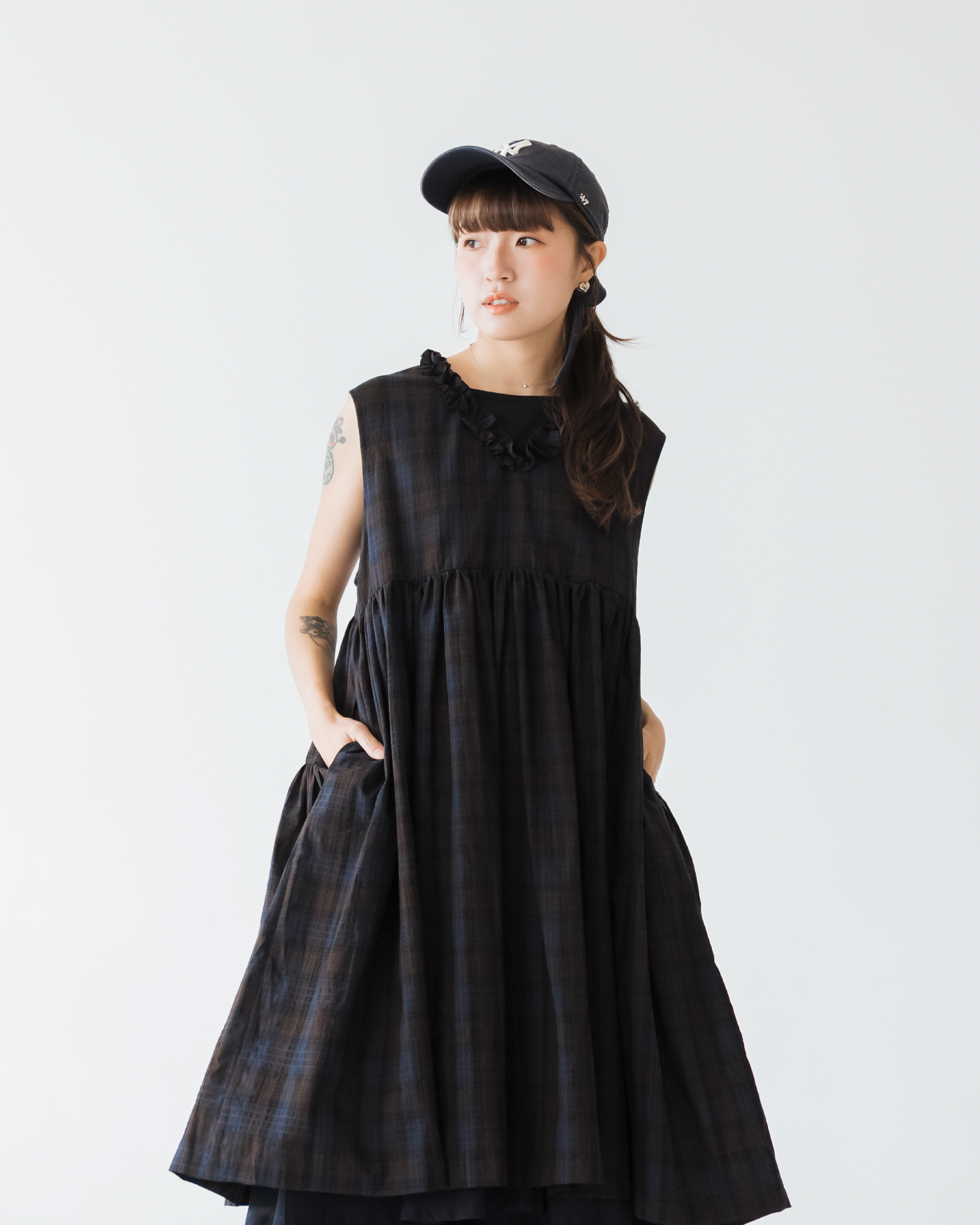 【 Kiki.co made 】Two-Way Ruffle Neck Midi Dress - Navy & Brown Check 預覽