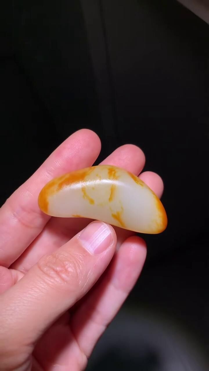 103741 和田玉原籽亮麗金皮白肉原石