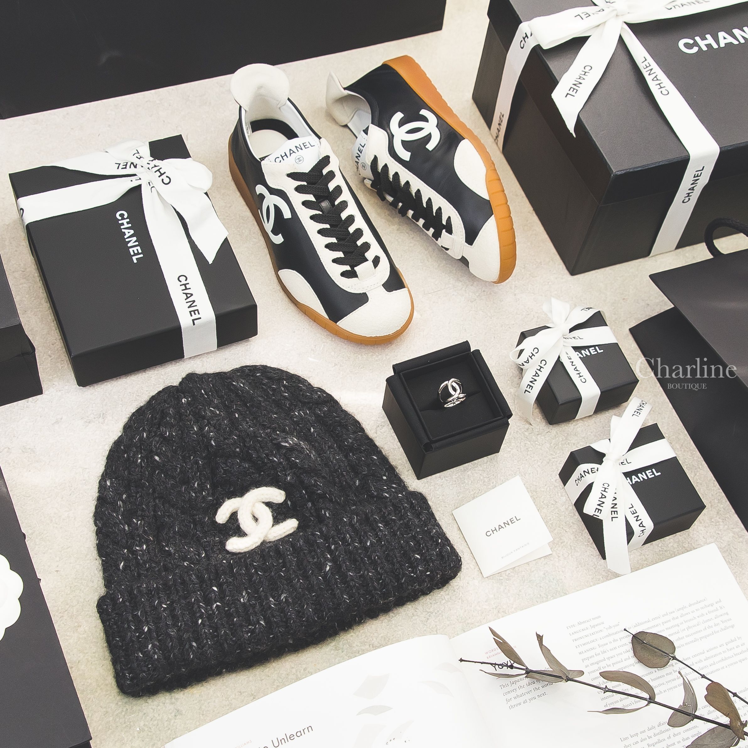 1. Chanel Trainers 黑色牛皮拼白色麂皮側邊白CC焦糖色鞋底白尾運動鞋 俯拍雙鞋搭配CHANEL針織帽與禮盒陳列