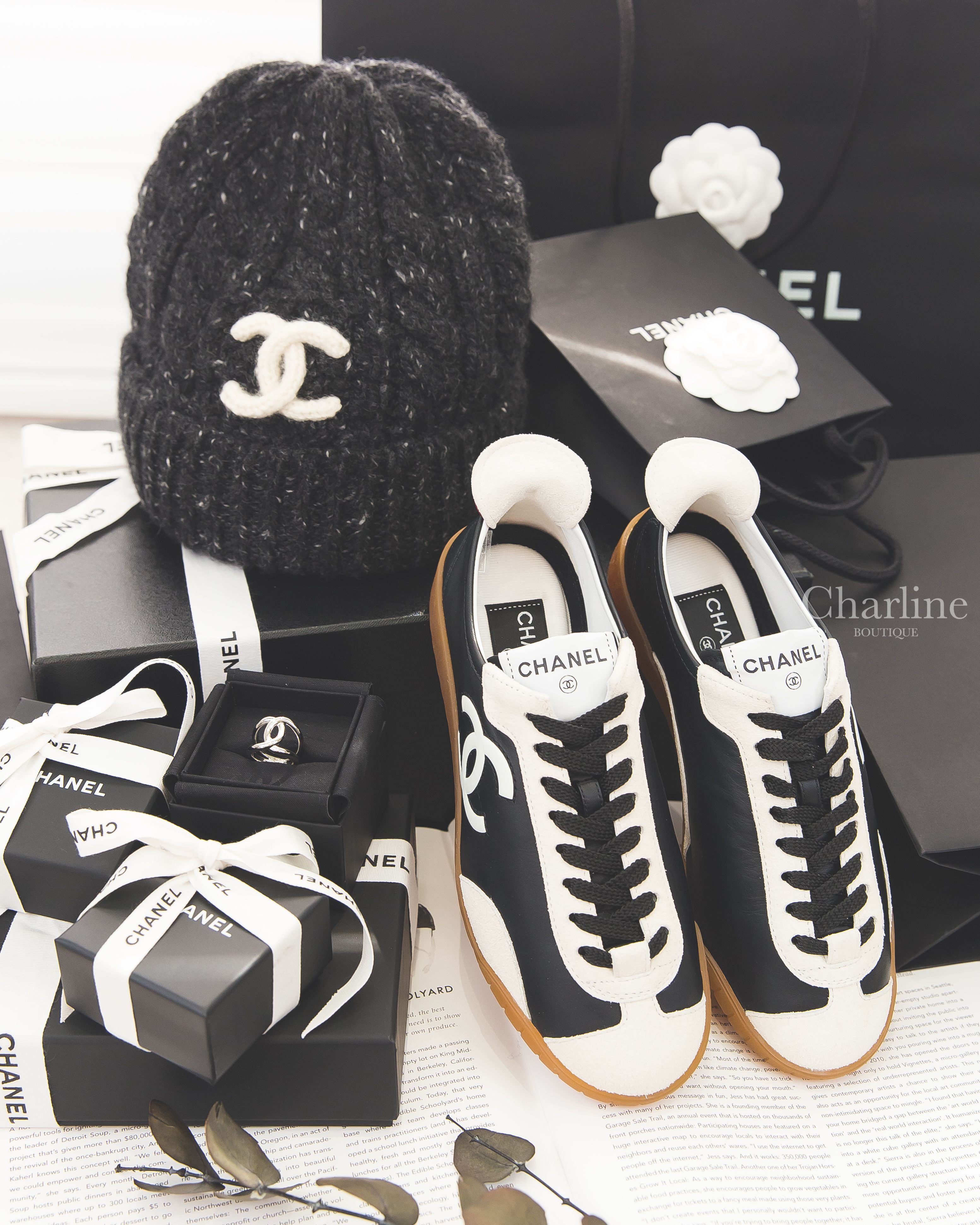 Chanel Trainers 黑色牛皮拼白色麂皮側邊白CC焦糖色鞋底白尾運動鞋 搭配CHANEL針織帽、禮盒與品牌包裝情境照