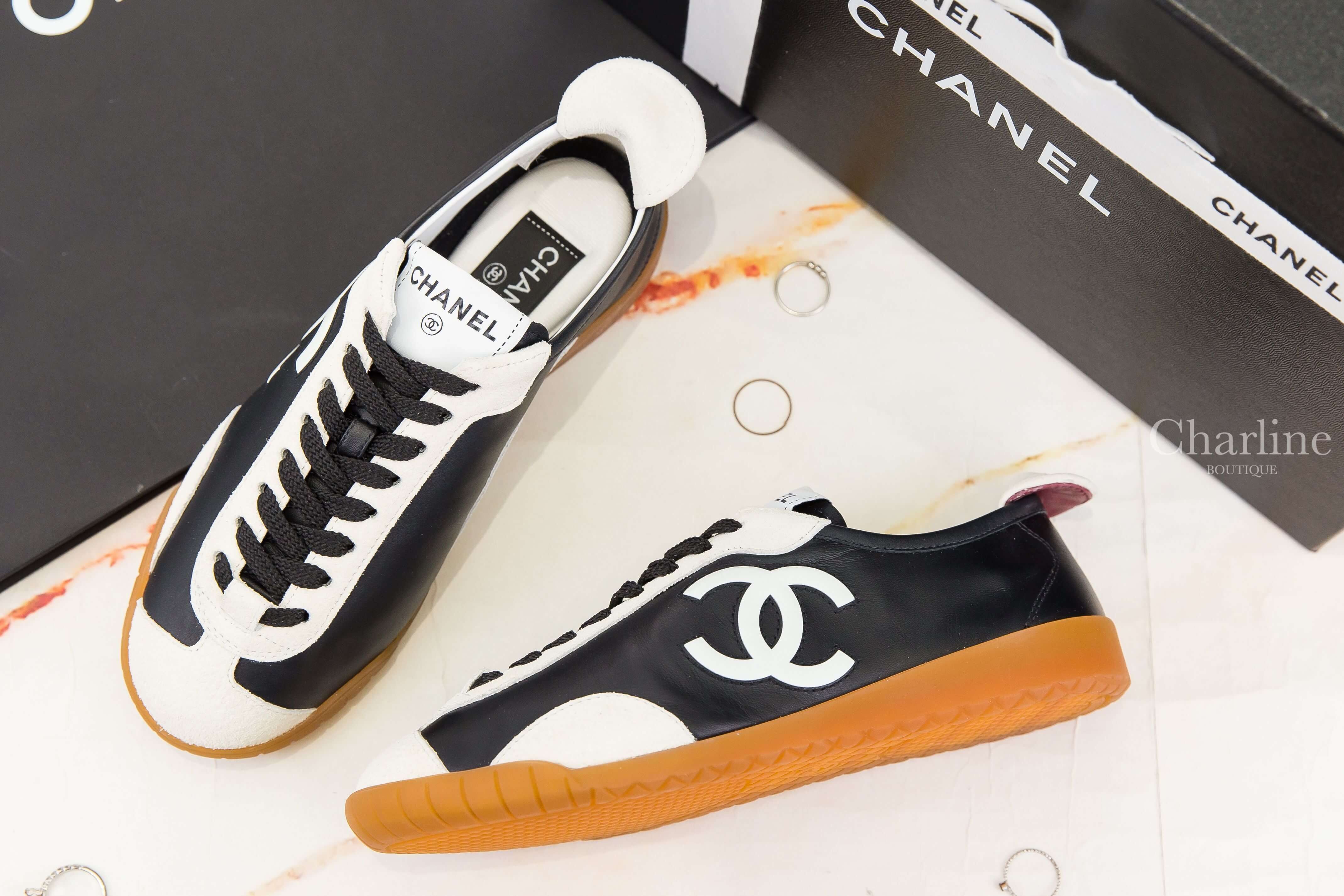 Chanel Trainers 黑色牛皮拼白色麂皮側邊白CC焦糖色鞋底白尾運動鞋 俯拍鞋面與側邊白色雙C Logo展示