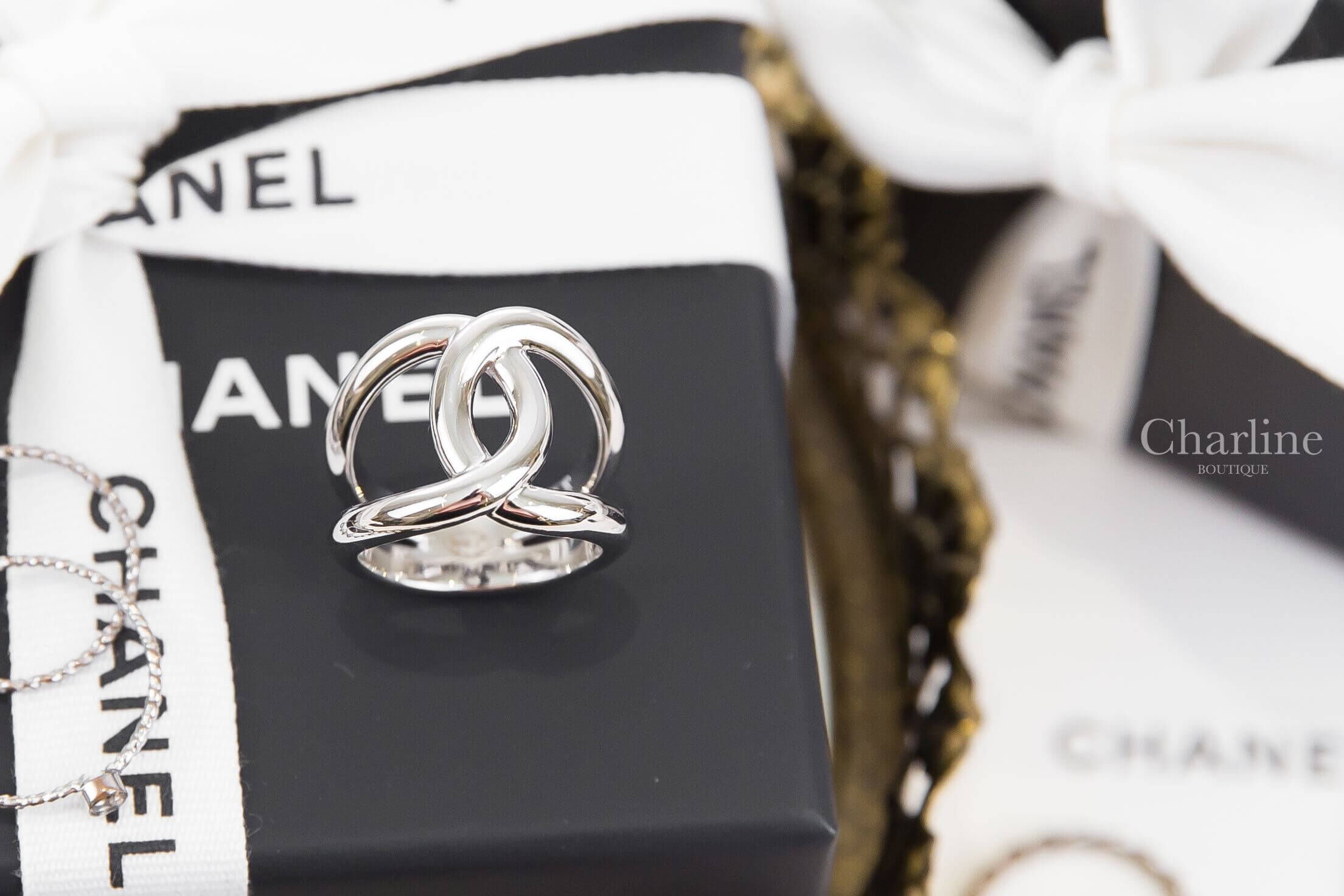 Chanel Ring 銀色CC戒指 銀色金屬雙C交織造型正面展示，搭配CHANEL黑白品牌包裝