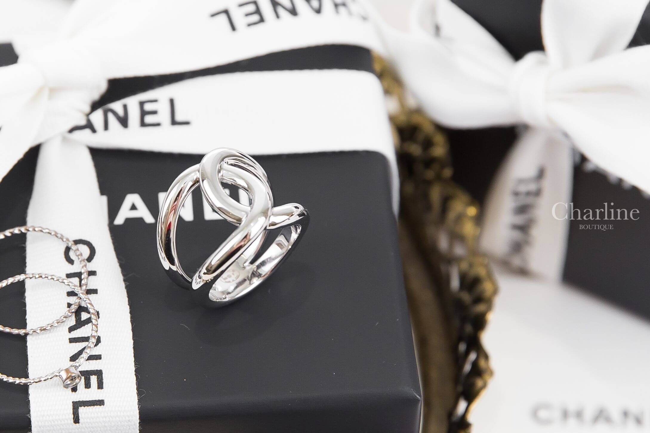 Chanel Ring 銀色CC戒指 銀色雙C交錯環繞設計斜側角度展示，呈現立體戒身線條