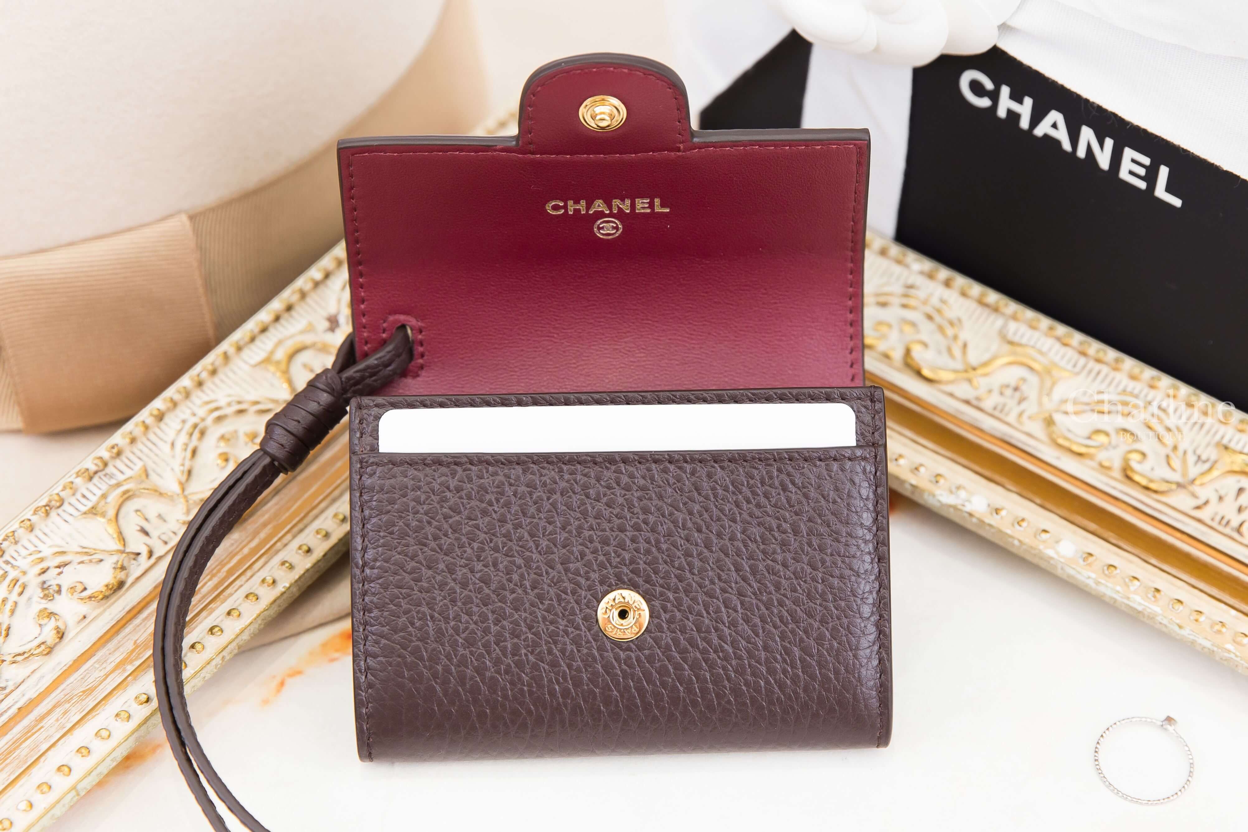 Chanel Mini Bag Charm 深棕色卡片零錢夾開啟展示，酒紅色內裡、卡槽與金色按扣細節