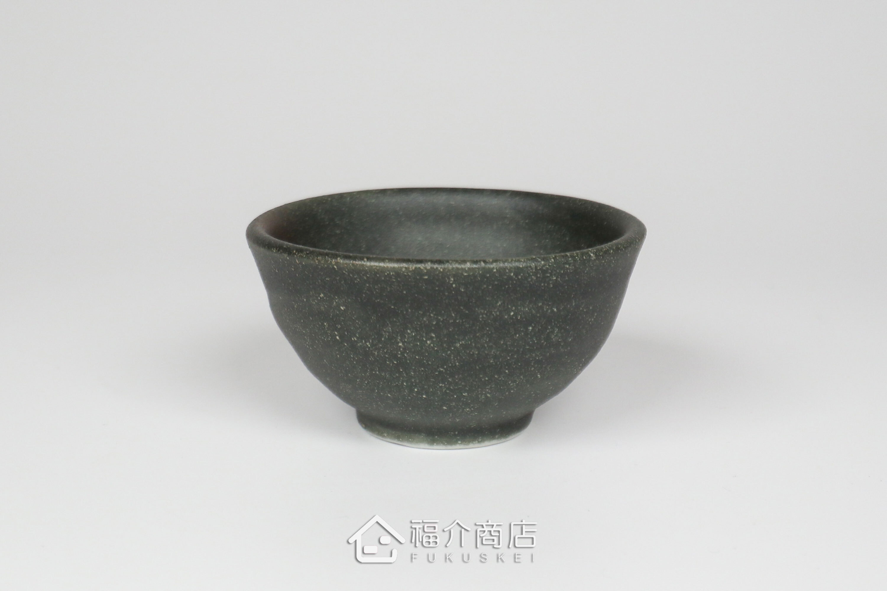 備前手作陶杯以沉穩洗鍊的黑陶質地為底蘊，表面散發著如星芒微閃般的細緻砂質顆粒，為餐桌與品飲時光增添一份低調靜謐的侘寂美學。