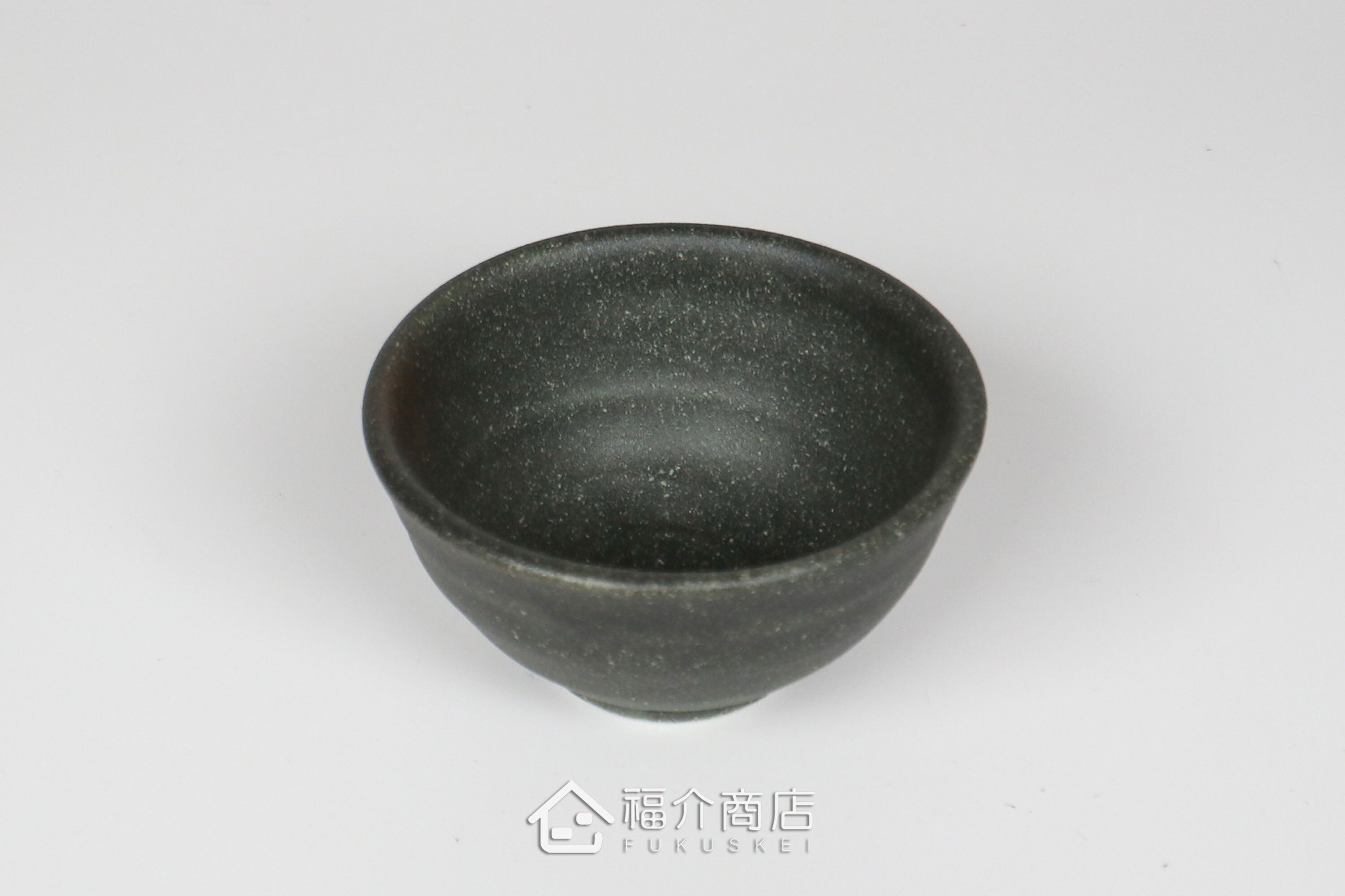 備前手作陶杯以沉穩洗鍊的黑陶質地為底蘊，表面散發著如星芒微閃般的細緻砂質顆粒，為餐桌與品飲時光增添一份低調靜謐的侘寂美學。