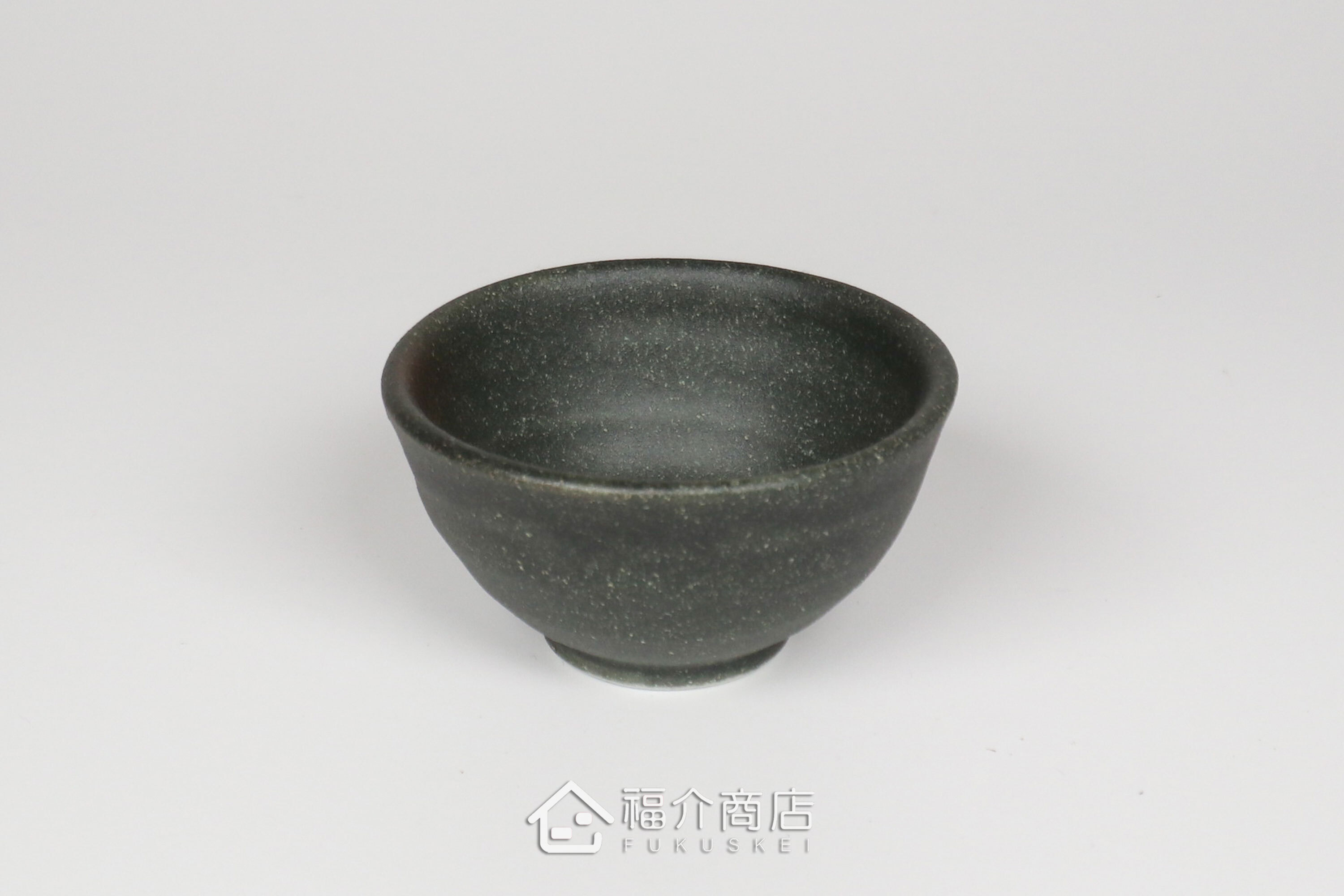備前手作陶杯以沉穩洗鍊的黑陶質地為底蘊，表面散發著如星芒微閃般的細緻砂質顆粒，為餐桌與品飲時光增添一份低調靜謐的侘寂美學。