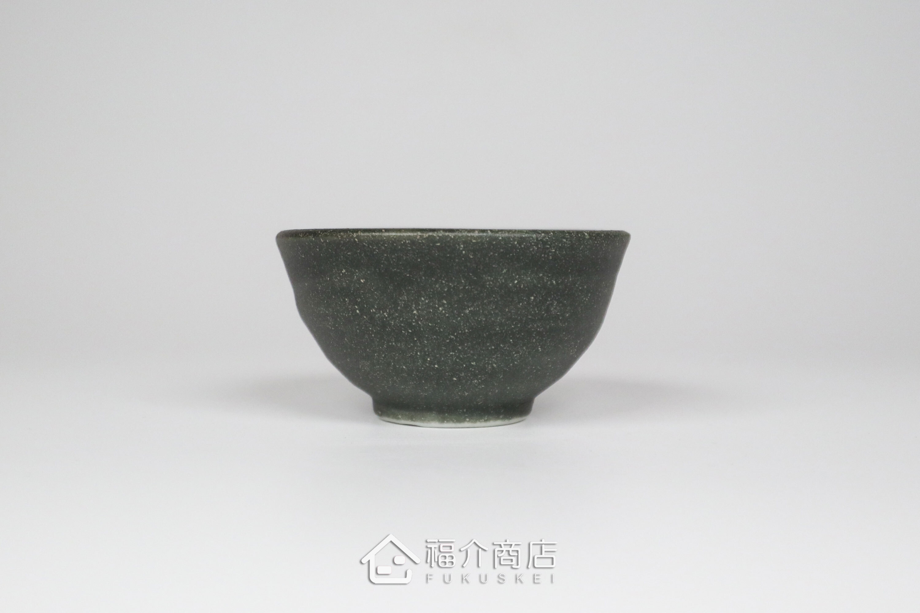 備前手作陶杯以沉穩洗鍊的黑陶質地為底蘊，表面散發著如星芒微閃般的細緻砂質顆粒，為餐桌與品飲時光增添一份低調靜謐的侘寂美學。