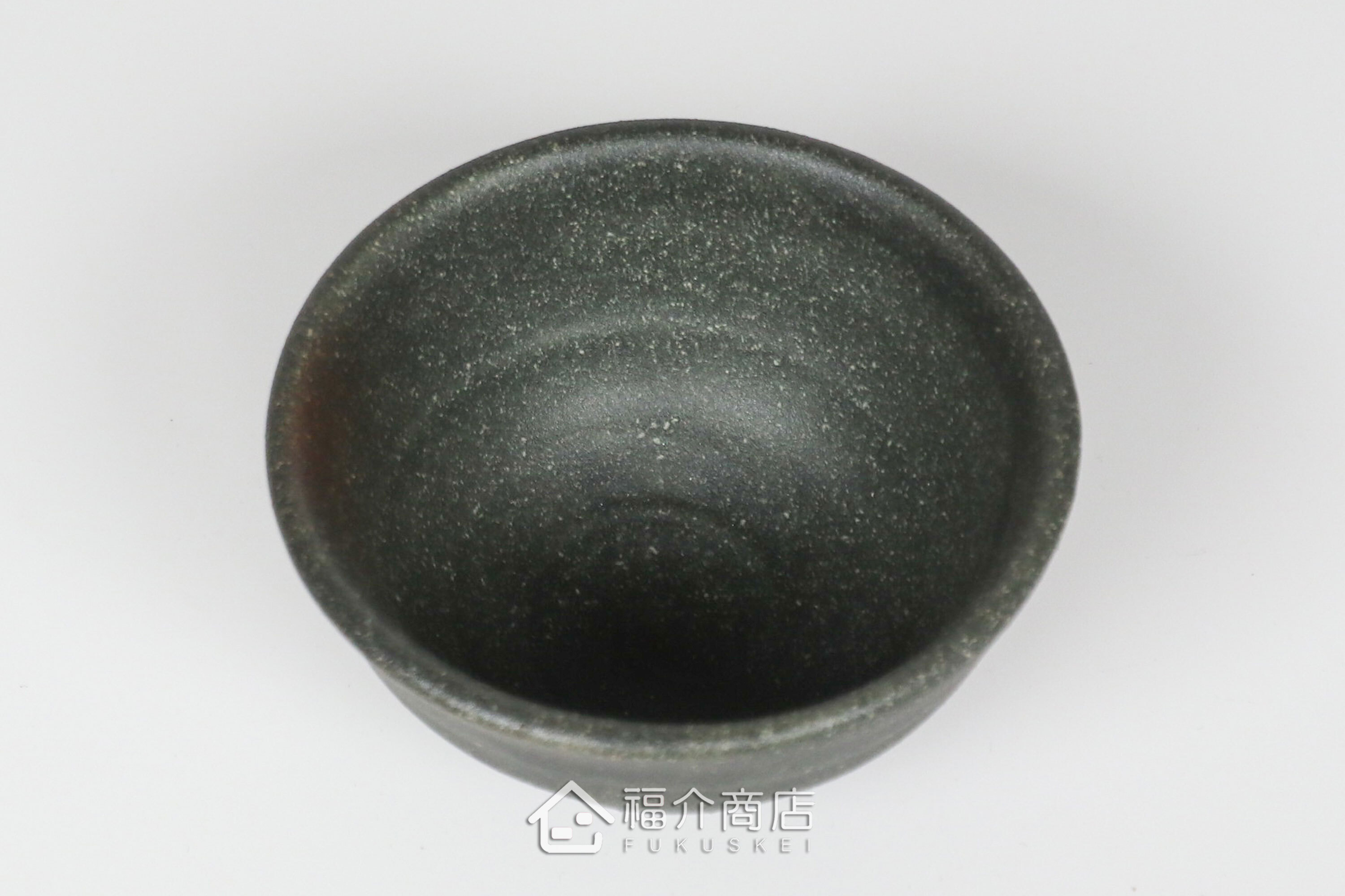 備前手作陶杯以沉穩洗鍊的黑陶質地為底蘊，表面散發著如星芒微閃般的細緻砂質顆粒，為餐桌與品飲時光增添一份低調靜謐的侘寂美學。