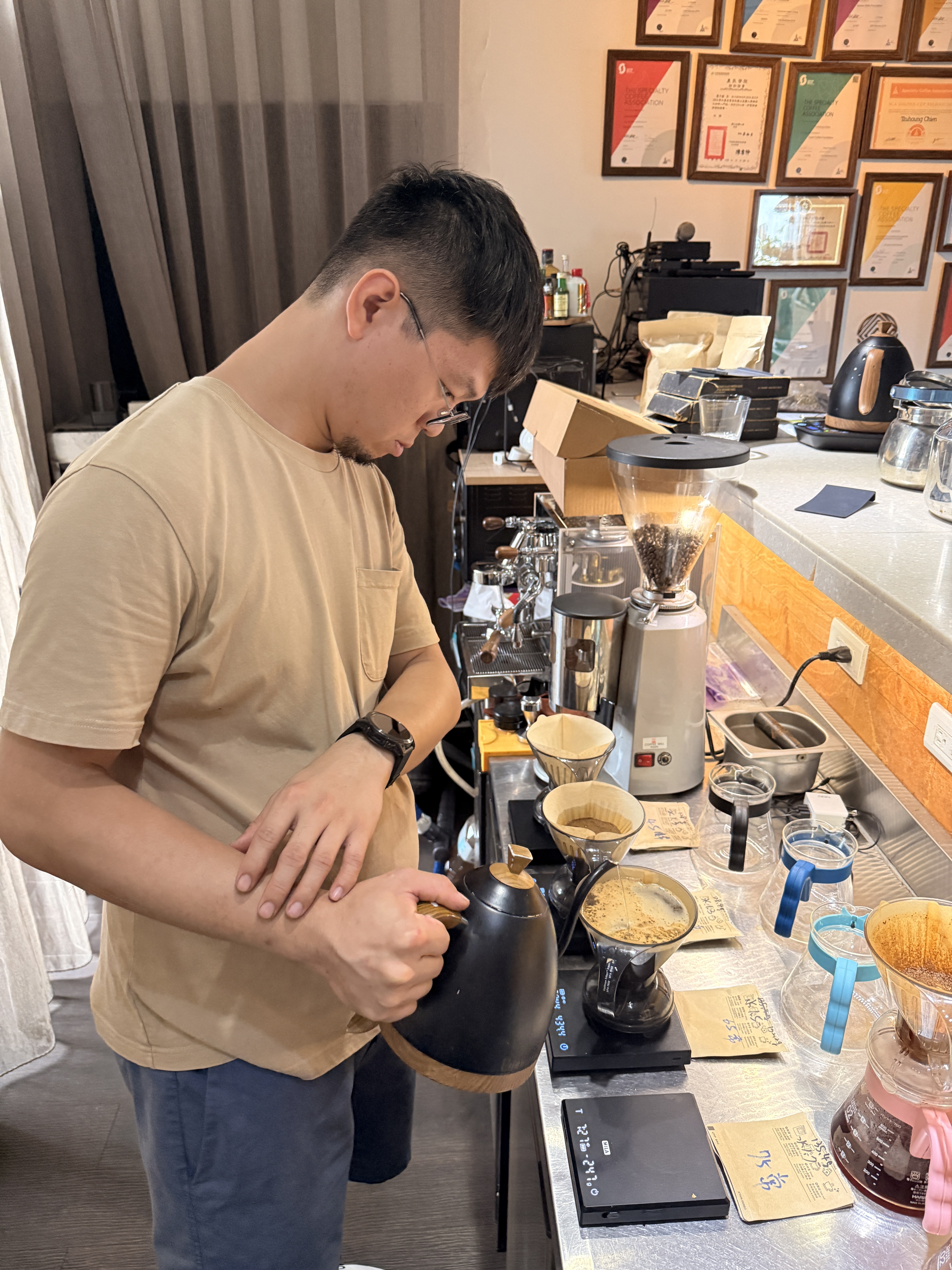 巧御咖啡沖煮課程學員進行沖煮練習