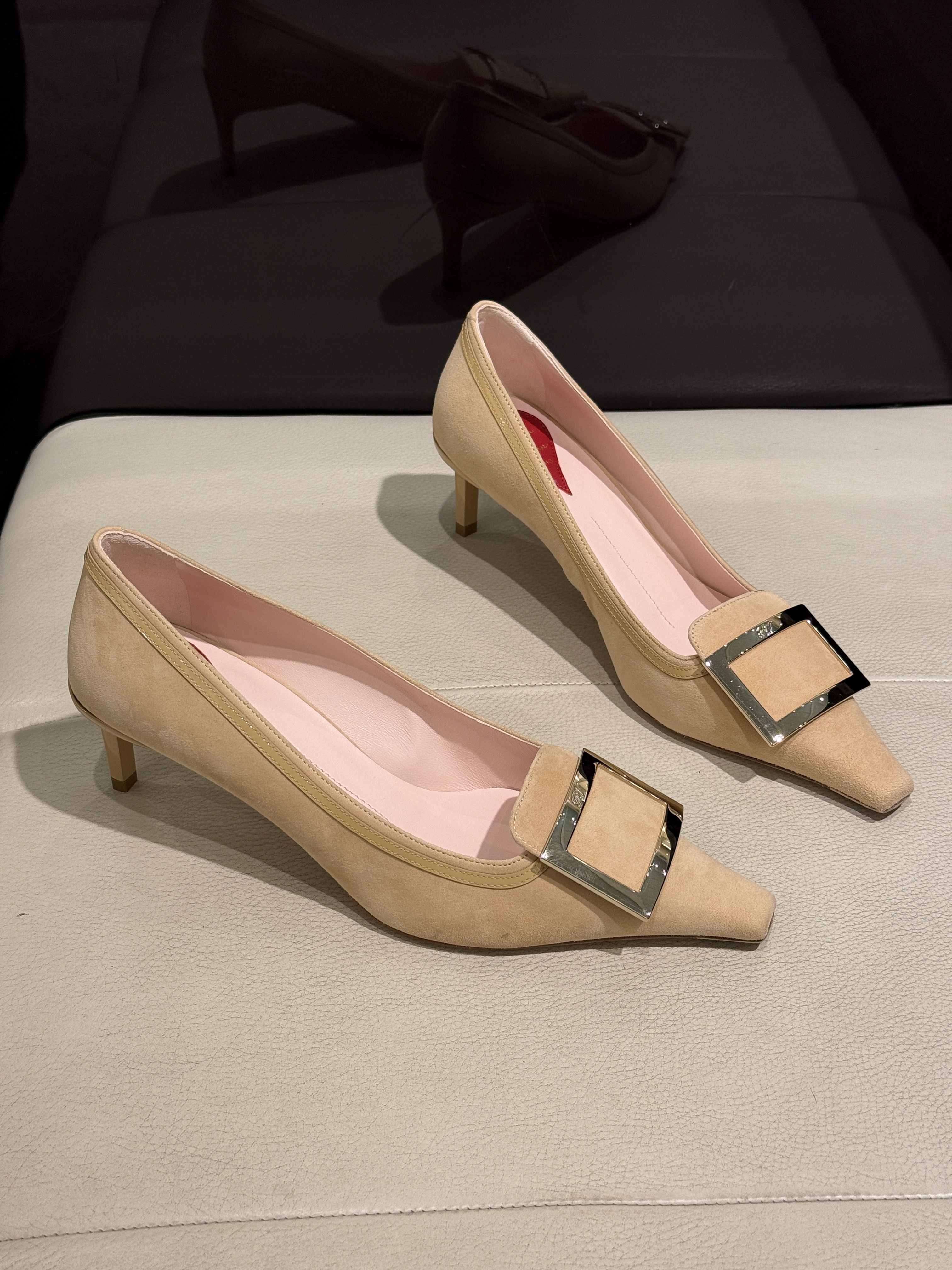Roger Vivier Viv Canard Pumps heels beige 55mm
