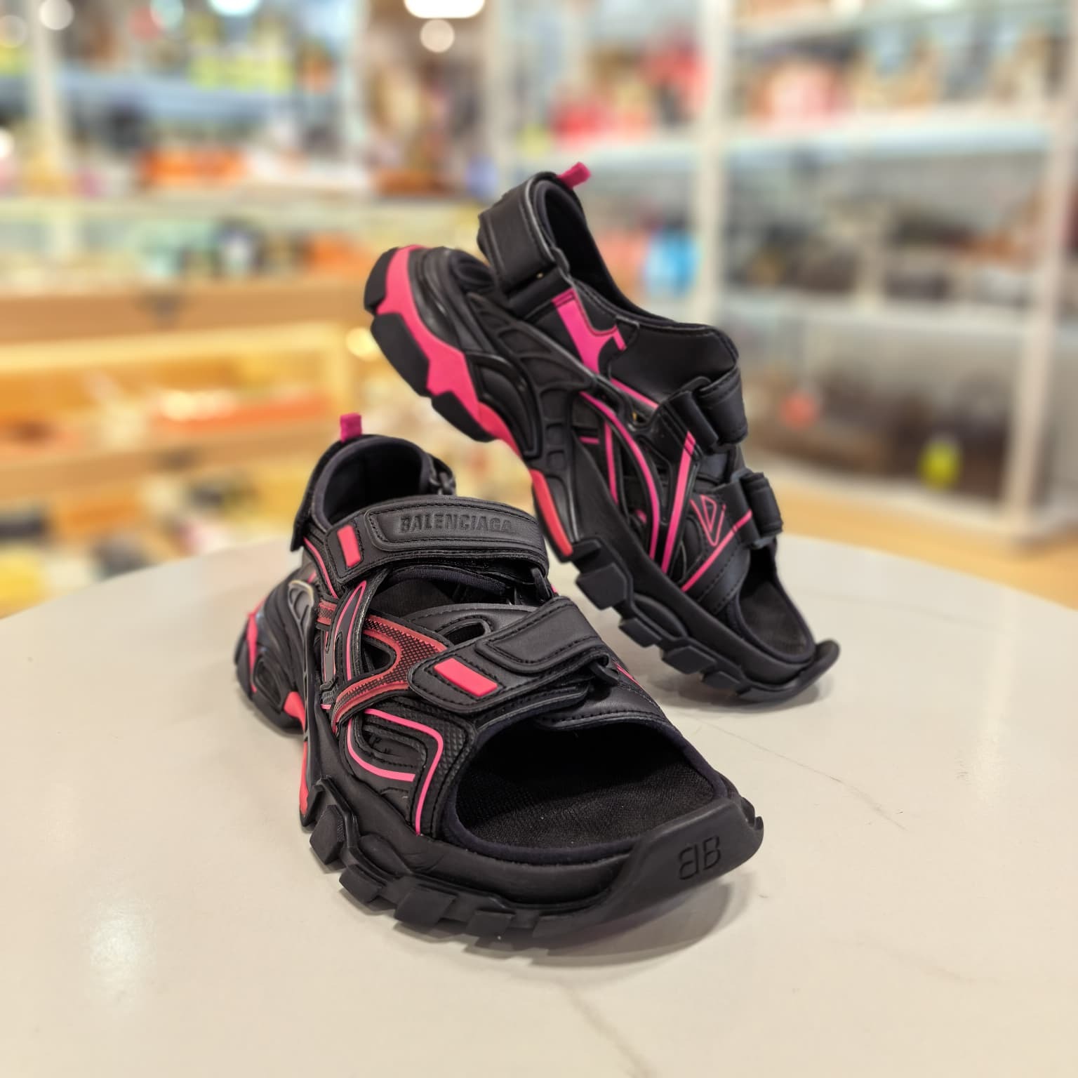 98%NEW USED BALENCIAGA涼鞋37碼,黑色拼熒光粉,巴黎世家二舅鞋, 617543W3AJ11050, #香榭站正品