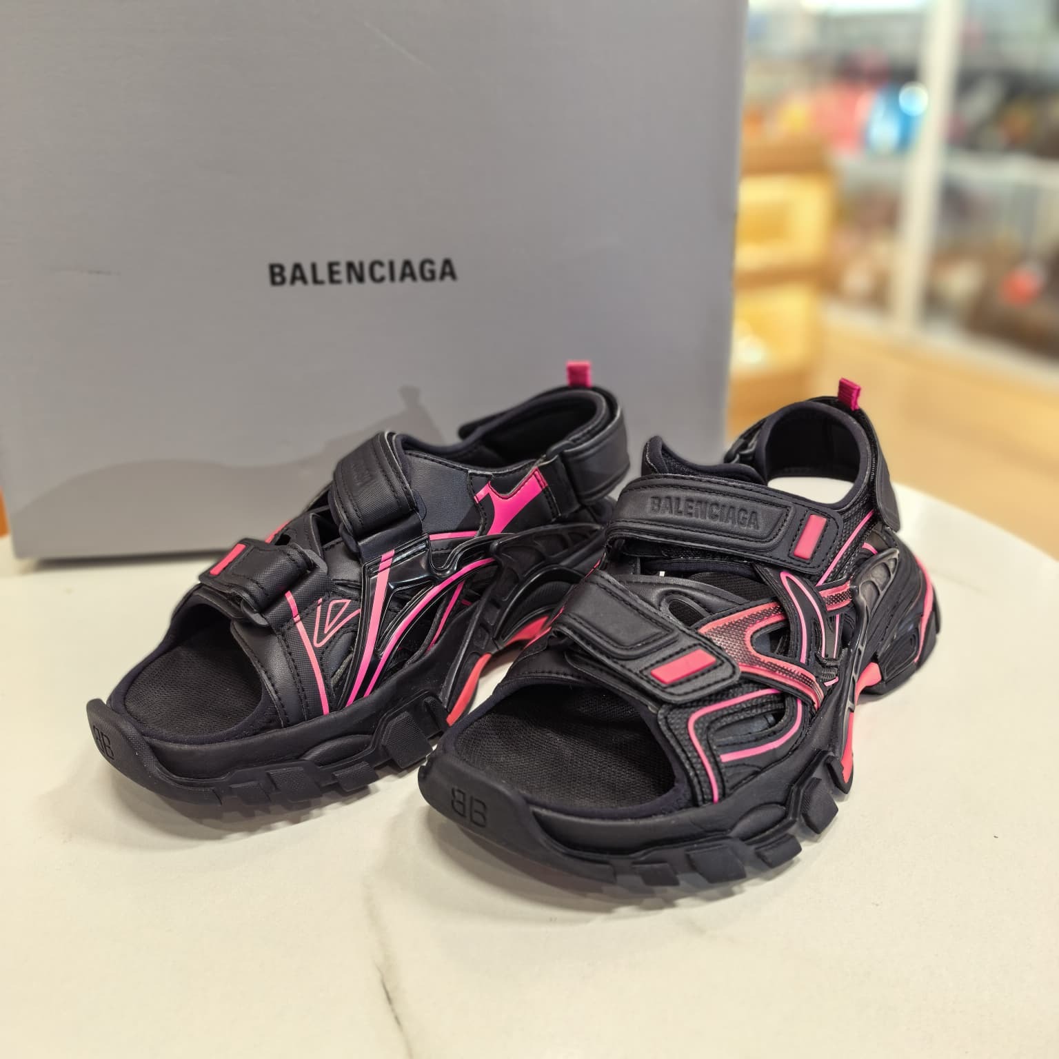 98%NEW USED BALENCIAGA涼鞋37碼,黑色拼熒光粉,巴黎世家二舅鞋, 617543W3AJ11050, #香榭站正品