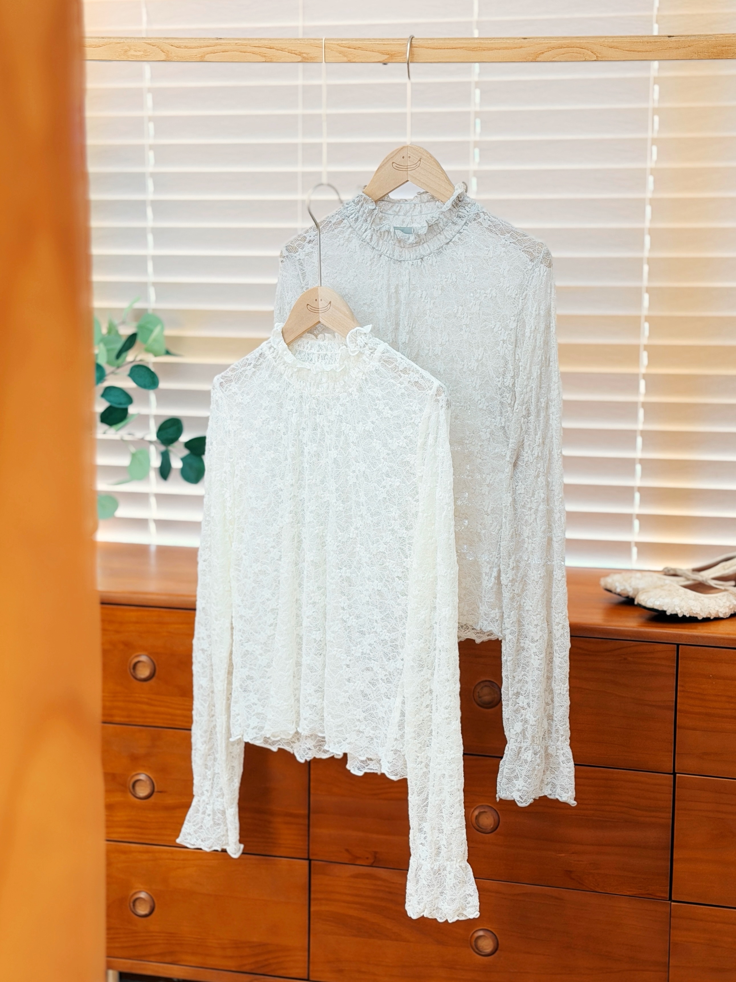 兩色 / 法式荷葉高領蕾絲長袖上衣 / Ethereal Ruffled Stand Collar Lace Top