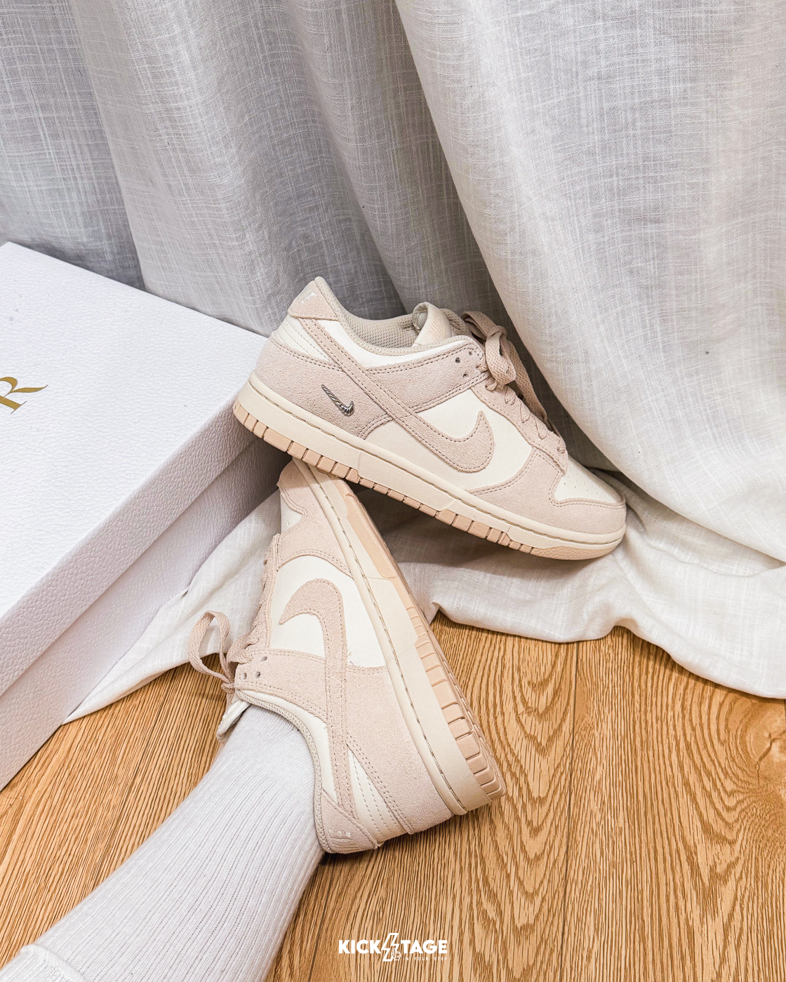 女鞋 NIKE W DUNK LOW 'Pearl White' 珍珠粉白 銀色小勾 麂皮 復古 運動 休閒鞋【IO4244-201】