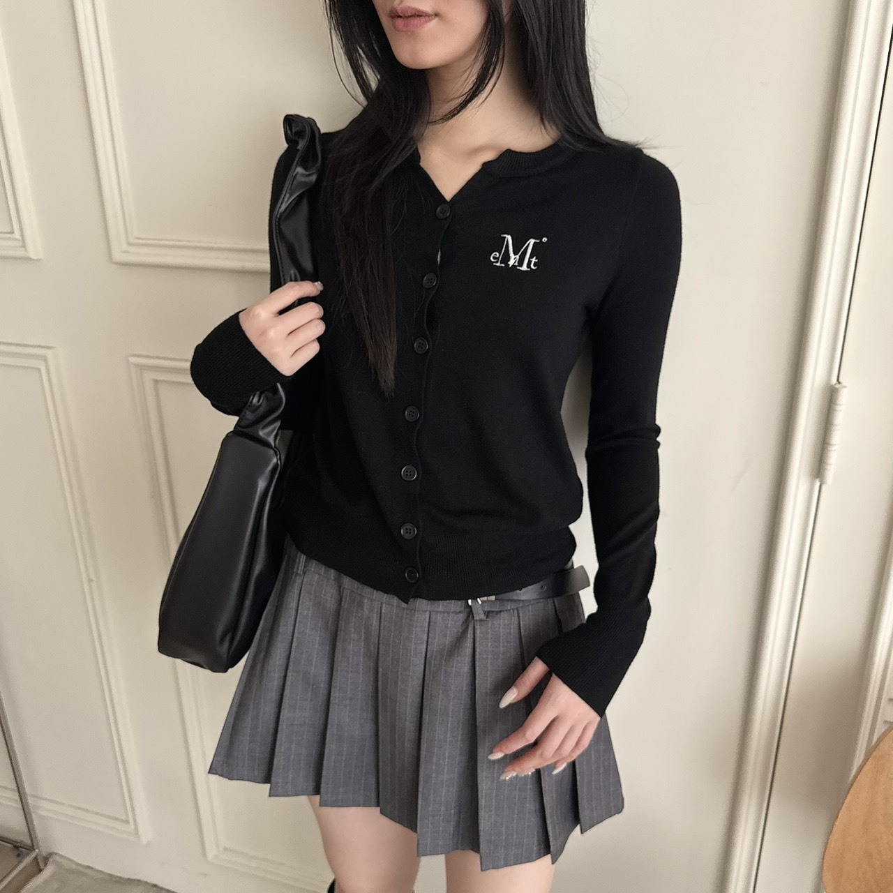 （現貨）MUCENT MARAIS 左胸logo 亨利領 針織衫 P00000UB