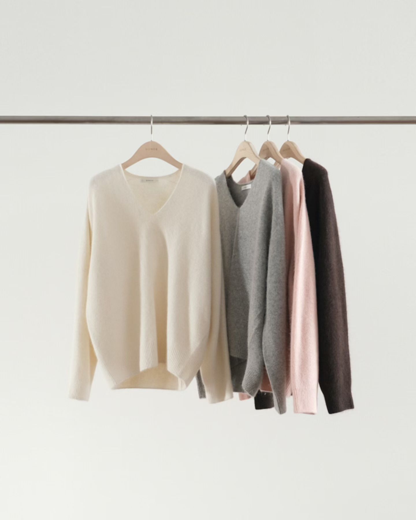 OU2620 Raccoon V pullover knit
