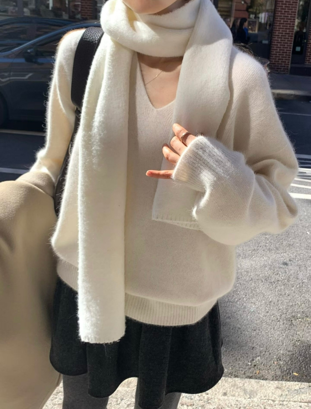 OU2620 Raccoon V pullover knit