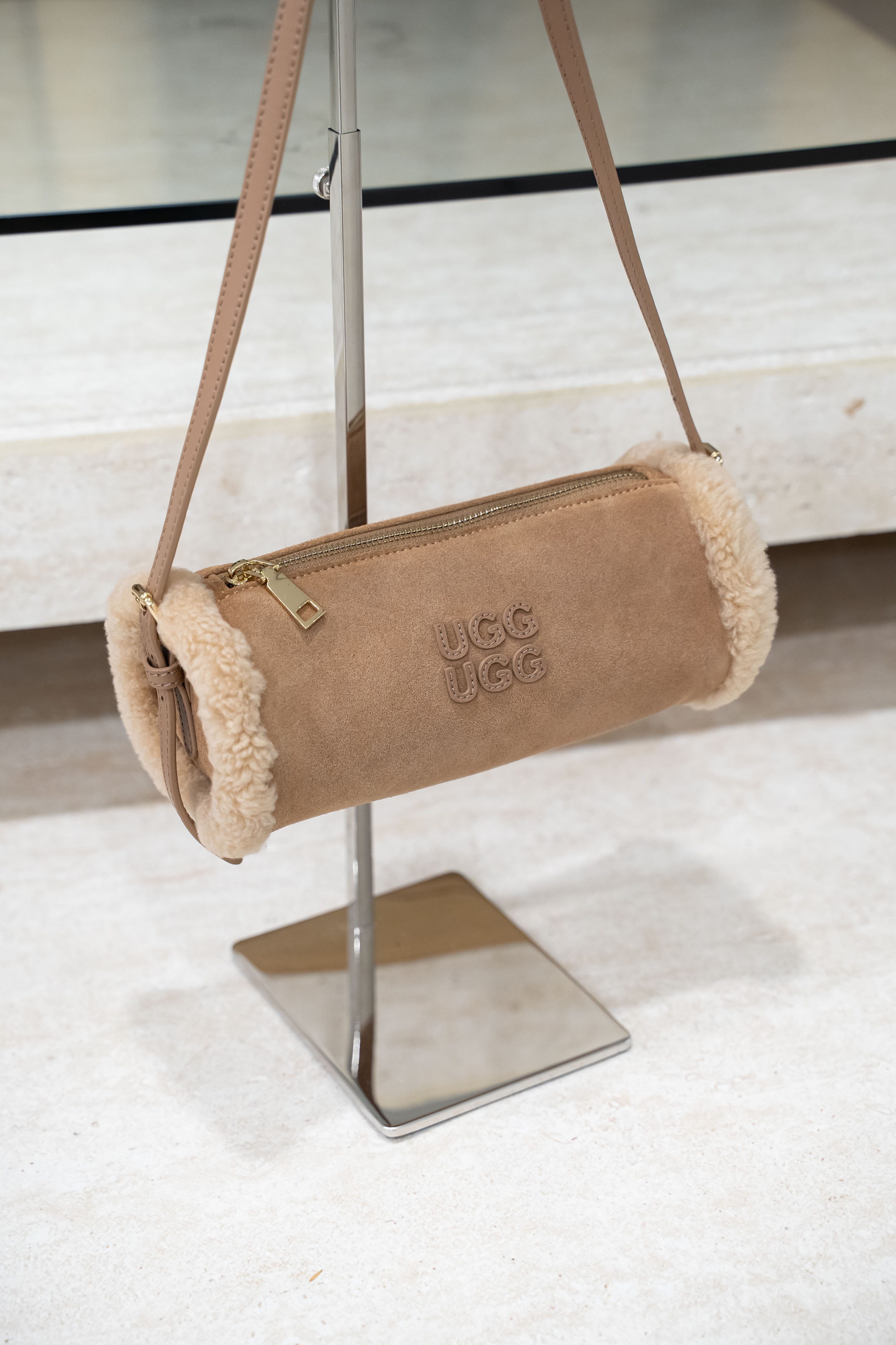UGG 26AW Ozlana Logo Shearling Barrel Bag