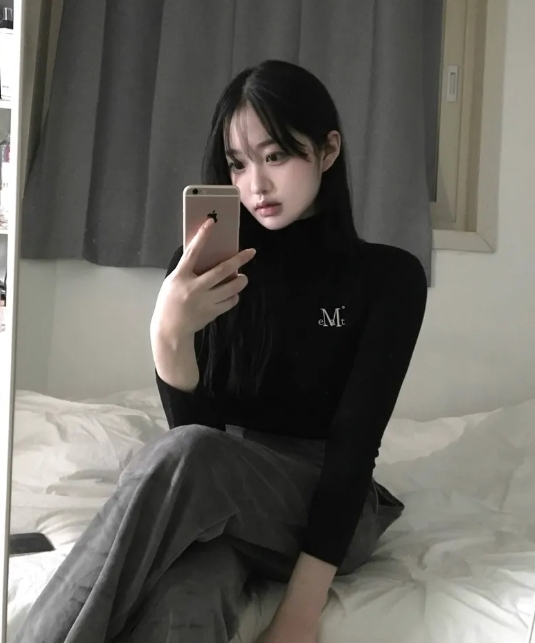（現貨）MUCENT DELORA TURTLE 左胸logo 高領薄長袖 P0000BIM