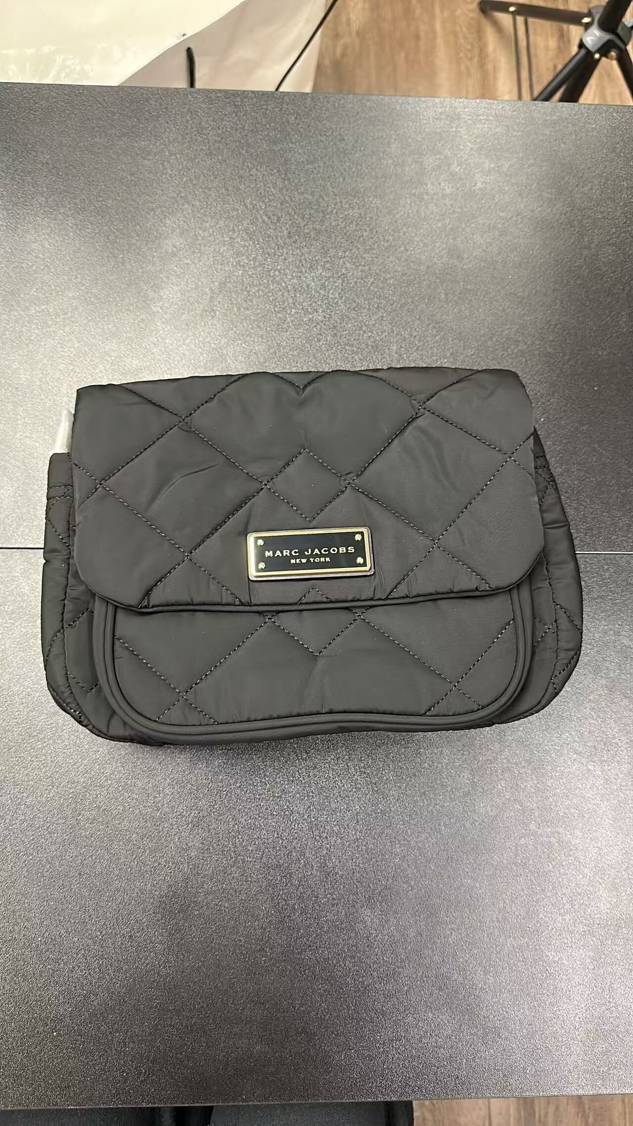 【直播】Marc Jacobs LX1022230 磁石貼斜孭袋 (黑色)