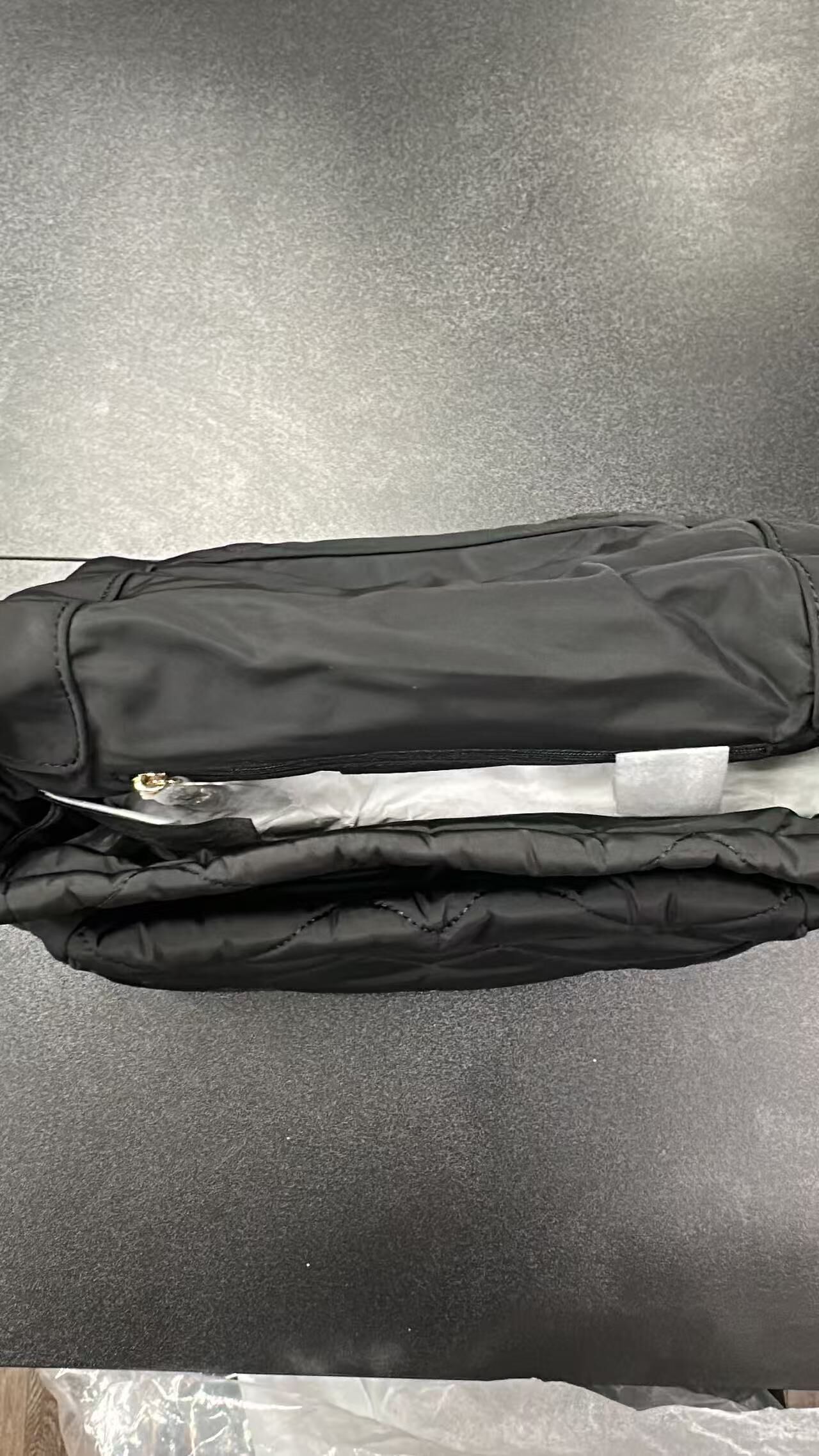 【直播】Marc Jacobs LX1022230 磁石貼斜孭袋 (黑色)