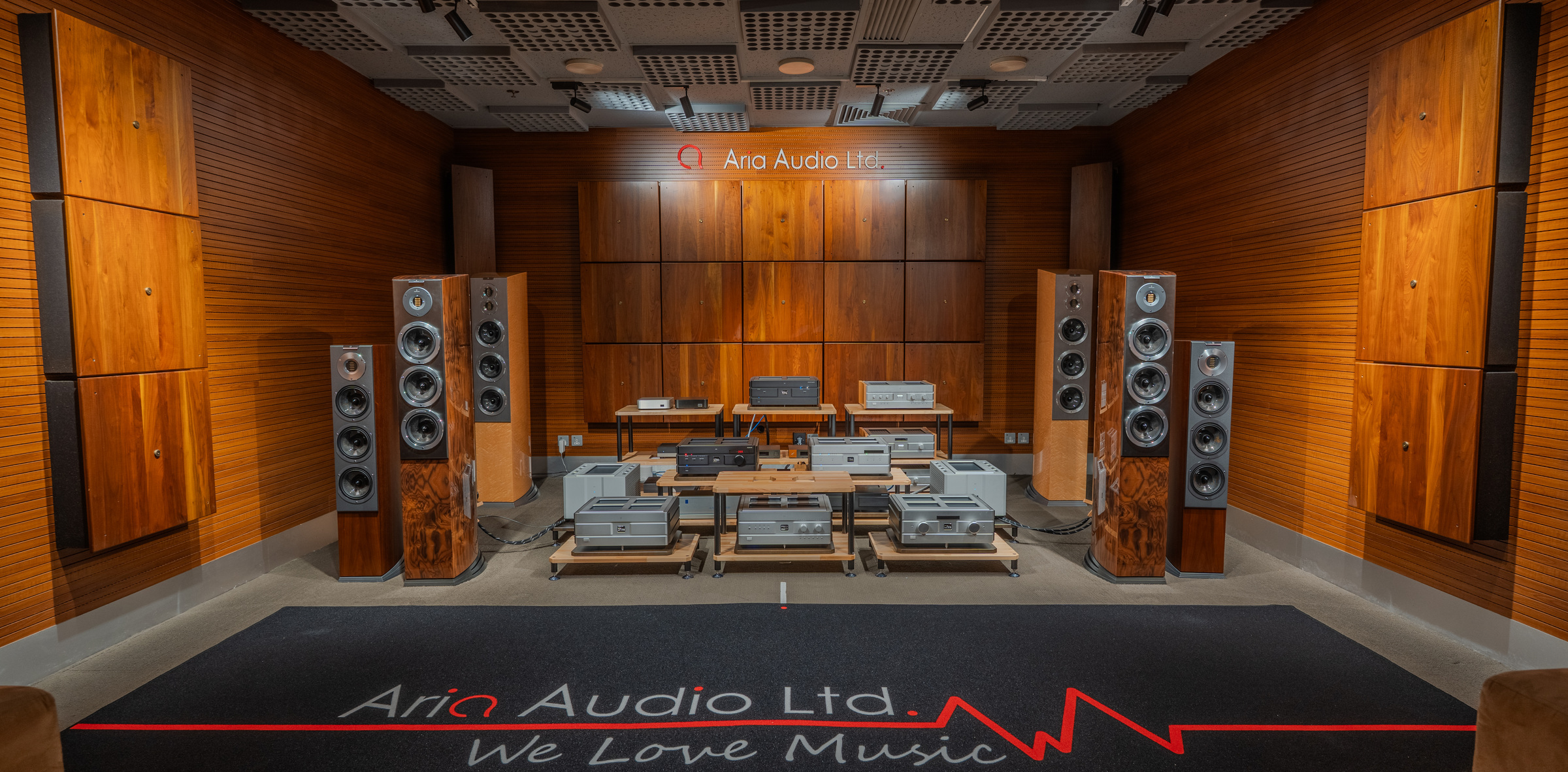 雅詠音響中環陳列室 Audiovector × SOULNOTE 系統空間全景，Audiovector R Arreté 系列落地揚聲器與 SOULNOTE 旗艦器材