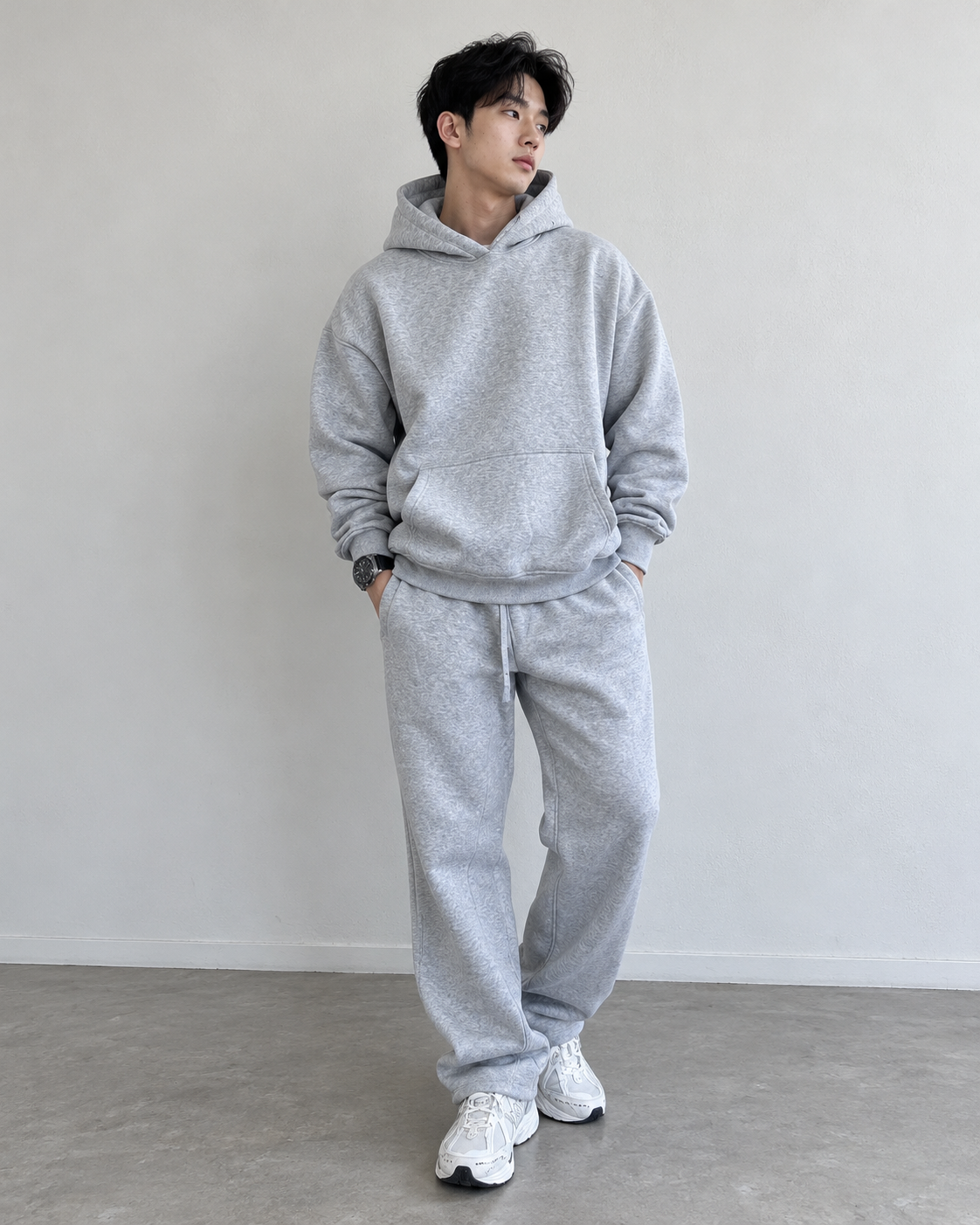 灰色帽T套裝男生側身街頭穿搭