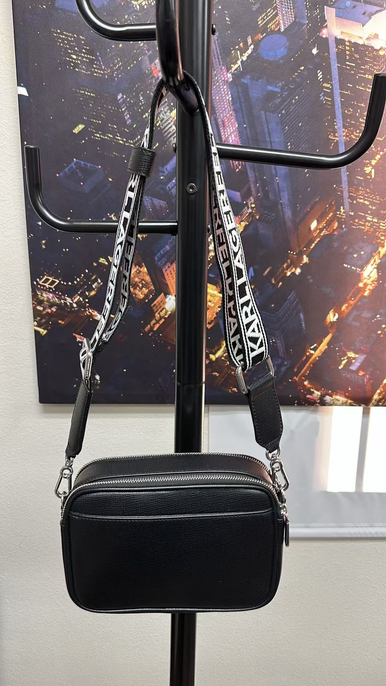【直播】Karl Lagerfeld Paris LX1022249 雙拉鏈相機包 (黑色)