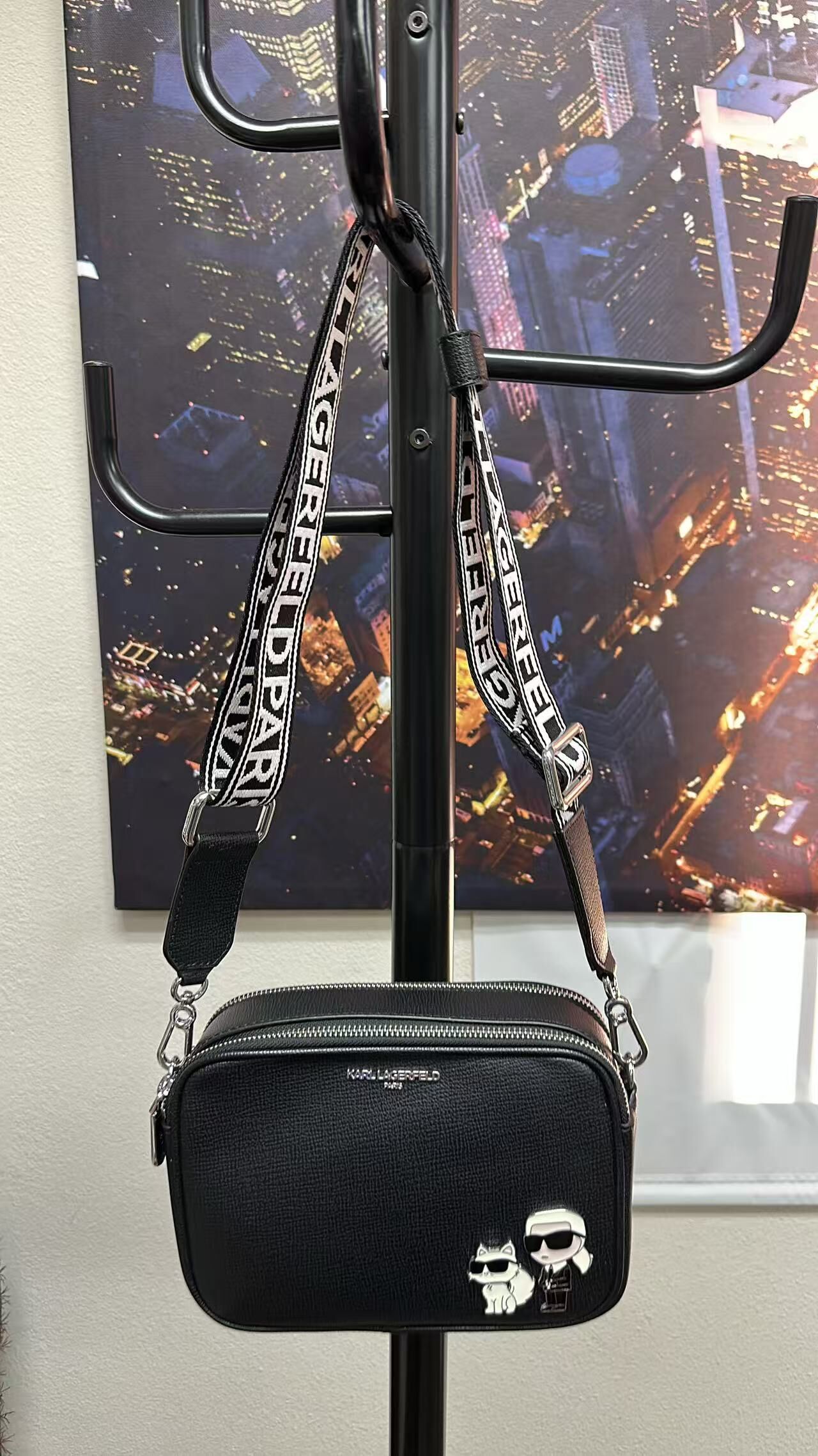 【直播】Karl Lagerfeld Paris LX1022249 雙拉鏈相機包 (黑色)