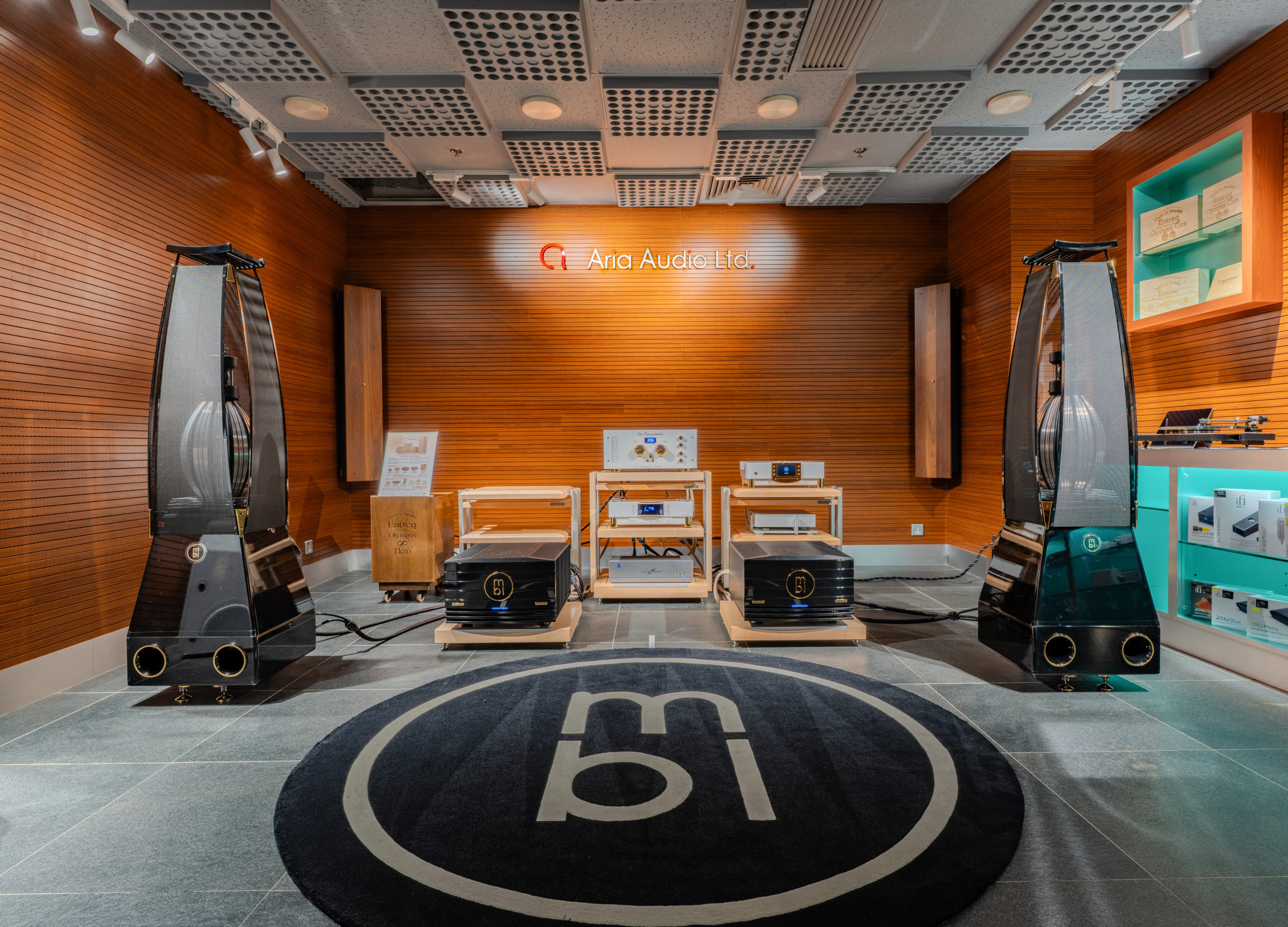 雅詠音響中環陳列室 MBL 系統空間全景，一對 MBL 101 E MKII Radialstrahler 揚聲器與 MBL Reference Line 器材