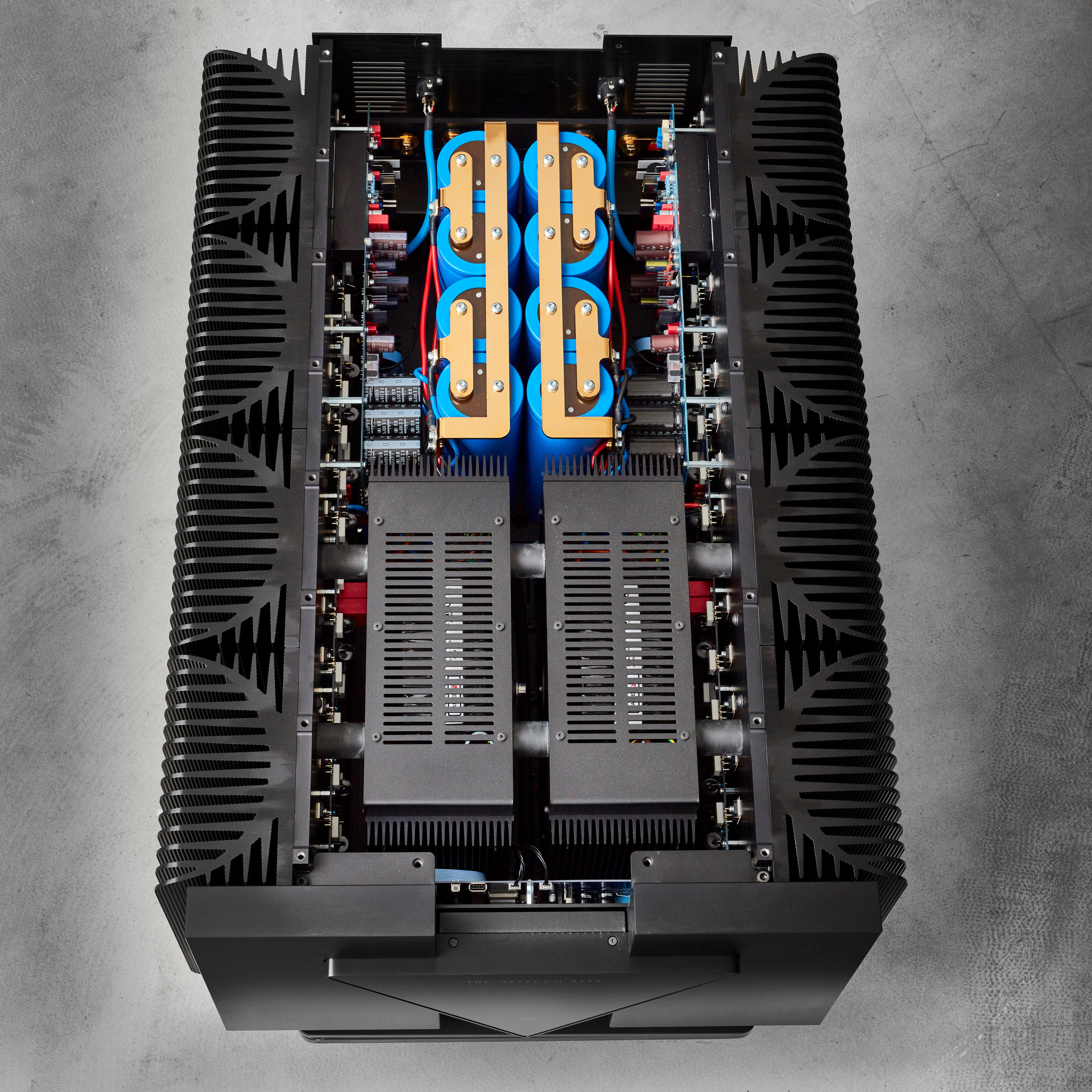 Gryphon Apex 後級擴音機內部，雙單聲道結構及大型散熱片