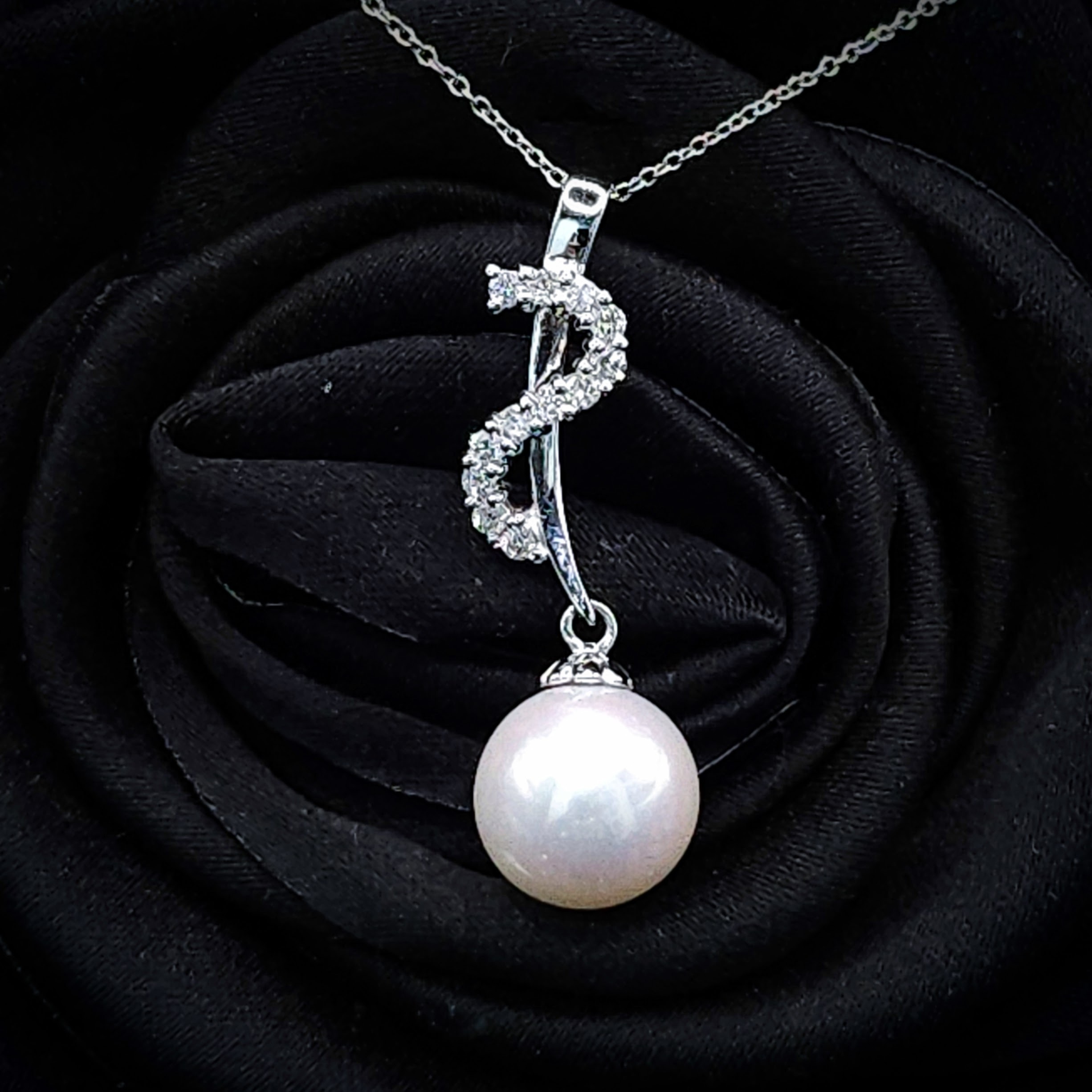 18K White Gold 0.22ct Diamond and Pearl Pendant