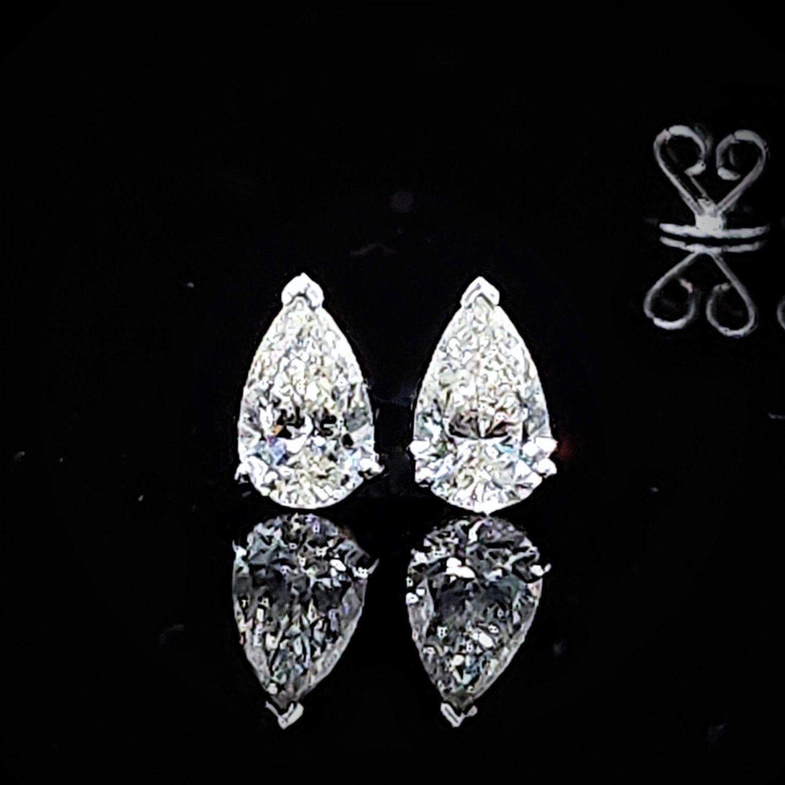 18K White Gold 1.08ct Pear Shaped Diamond Earrings