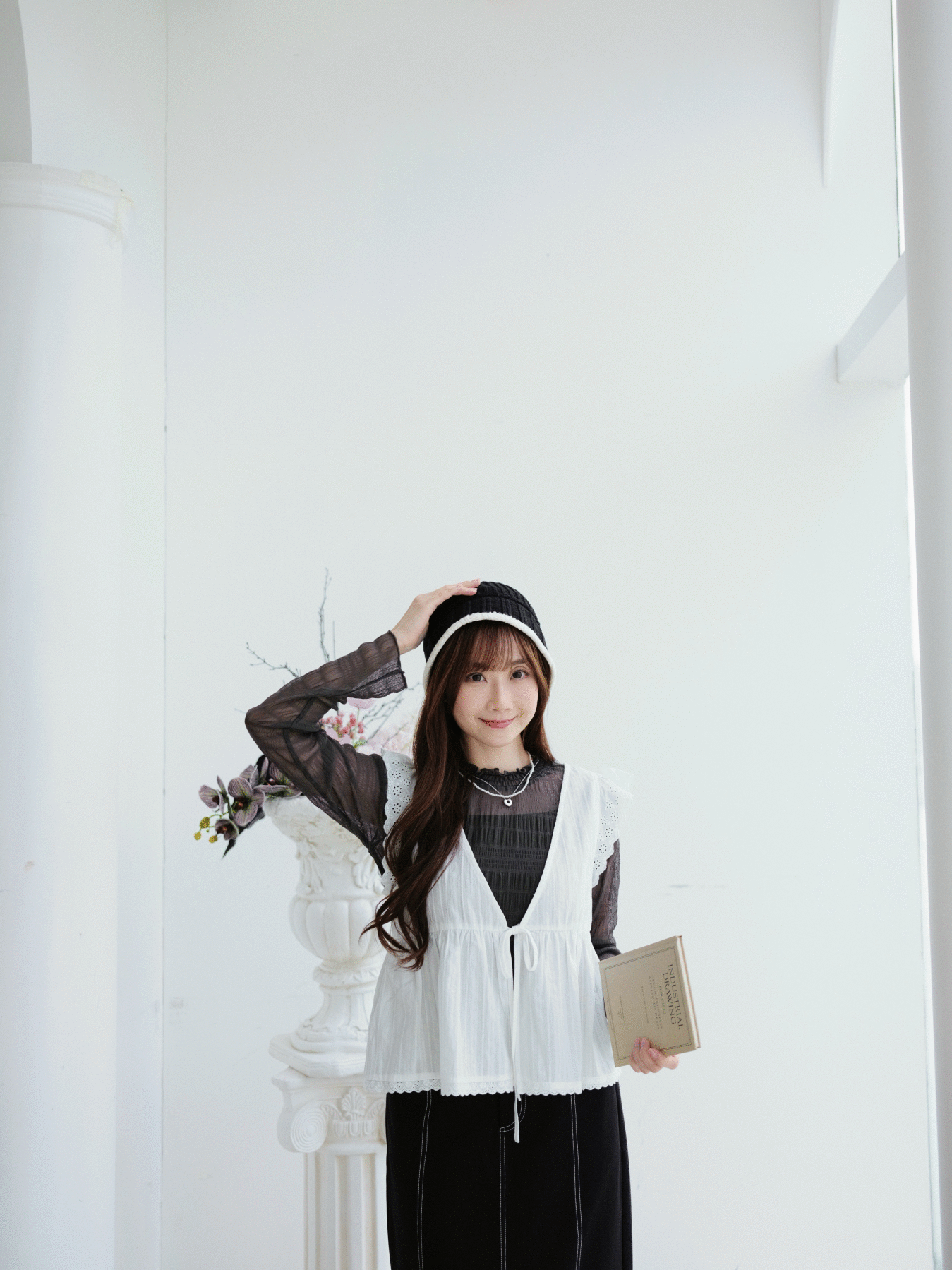 兩色 / 蕾絲雕花小翅膀V領馬甲 / Broderie Flutter Sleeve V-Neck Blouse