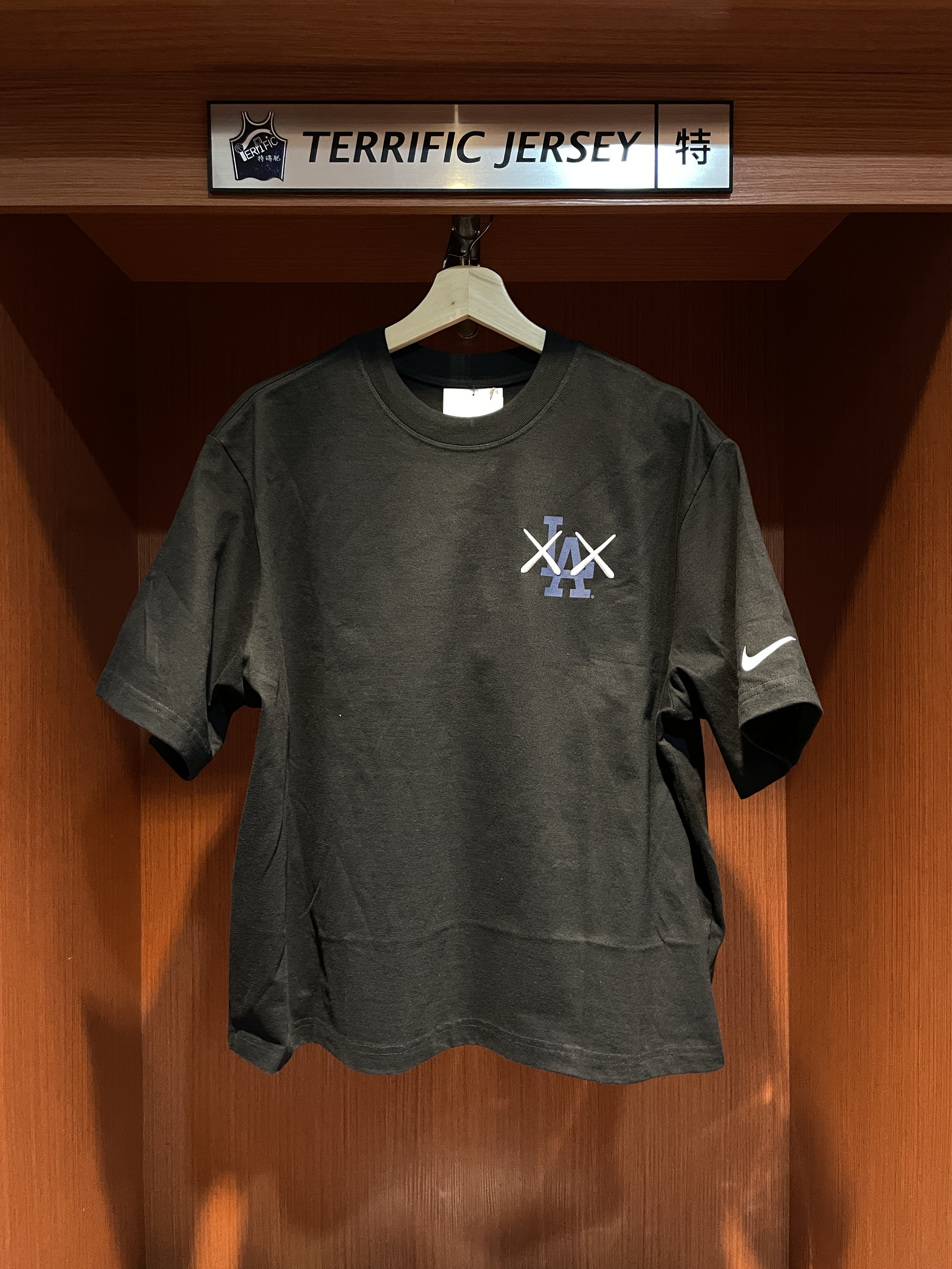 MLB短袖 KAWS X Los Angeles Dodgers 洛杉磯道奇 聯名款 黑 女版 Nike Women Max 90 Tee 棉質 全新